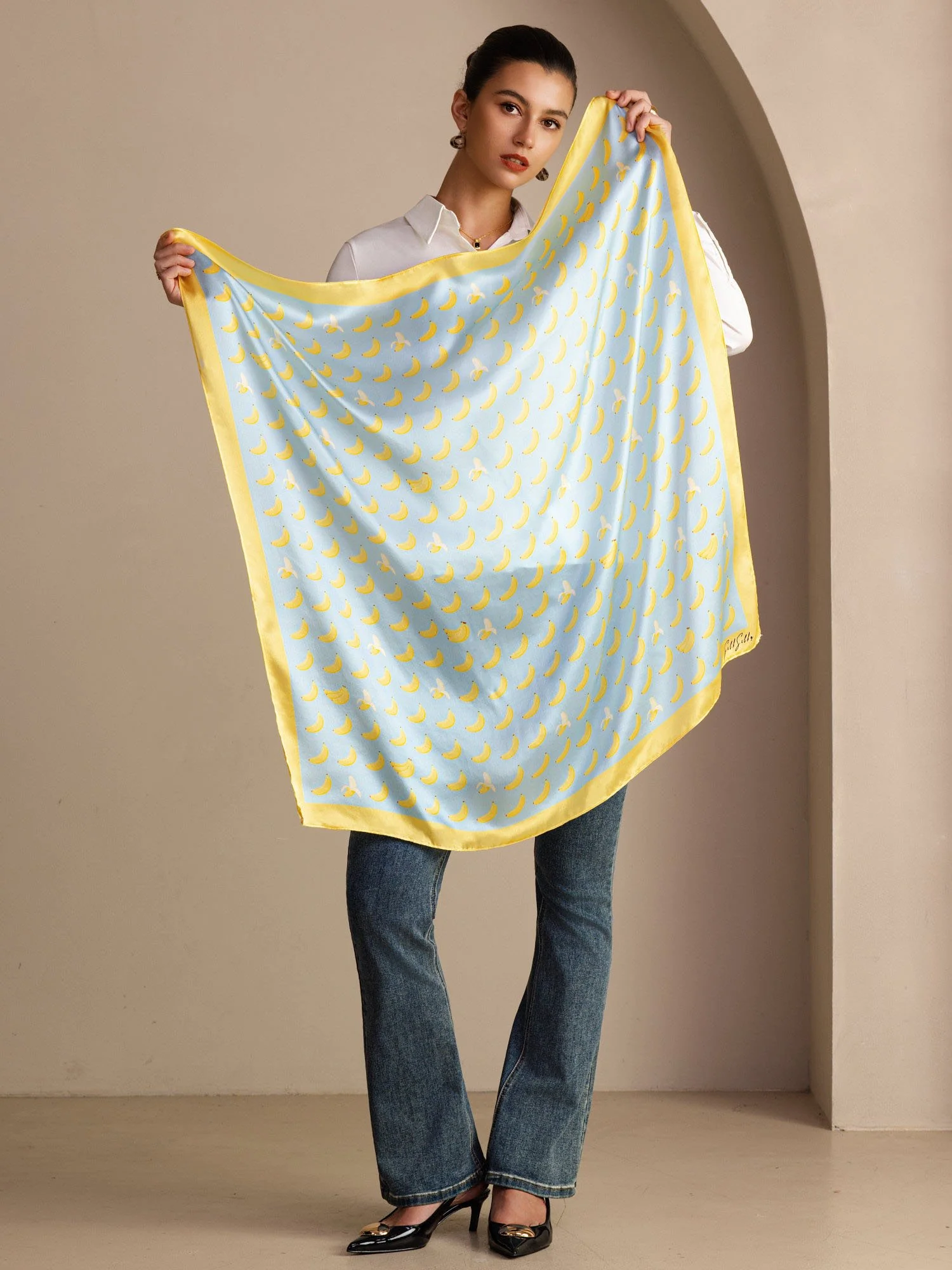 Scarf I 100 Procent Mullbärssilke Med Bananmönster Storlek 90 x 90 cm - Image 10