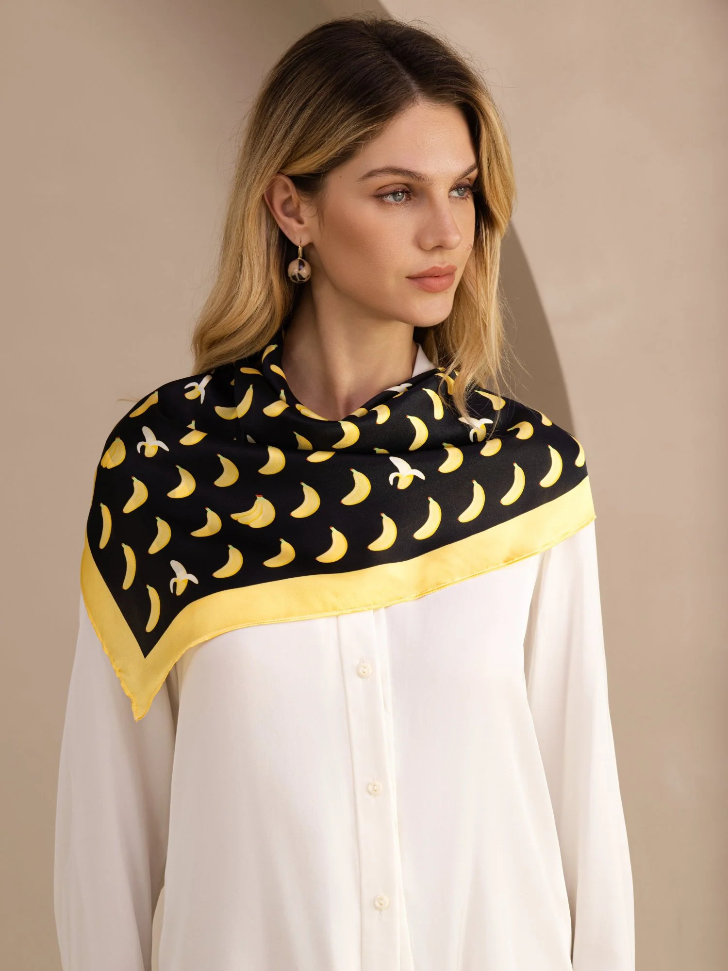 Scarf I 100 Procent Mullbärssilke Med Bananmönster Storlek 90 x 90 cm - Image 2