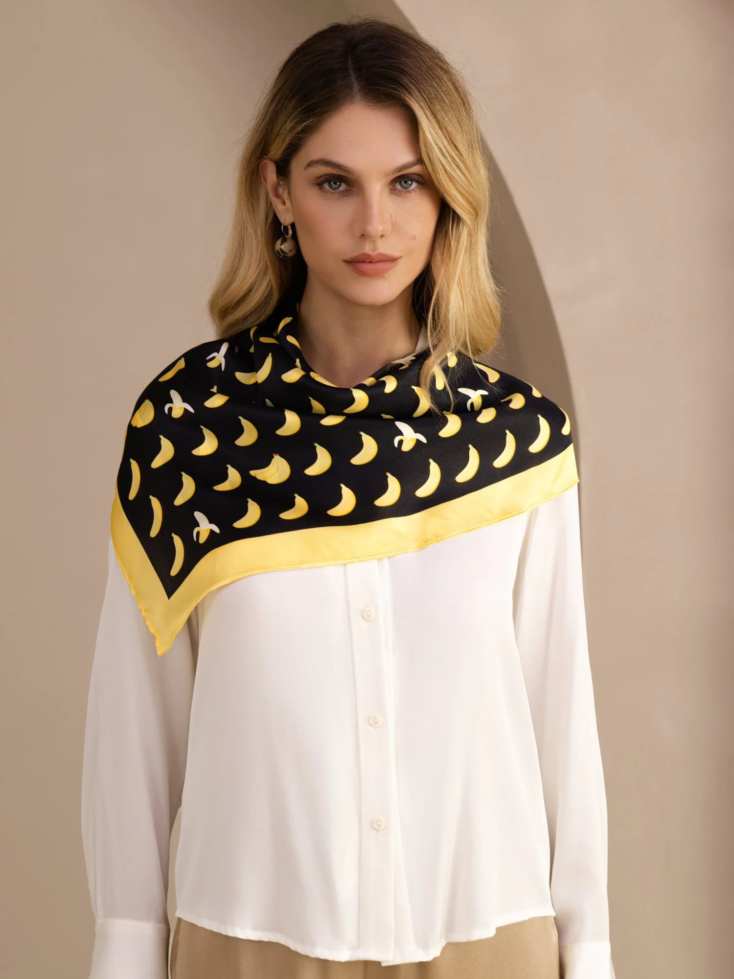 Scarf I 100 Procent Mullbärssilke Med Bananmönster Storlek 90 x 90 cm - Image 3