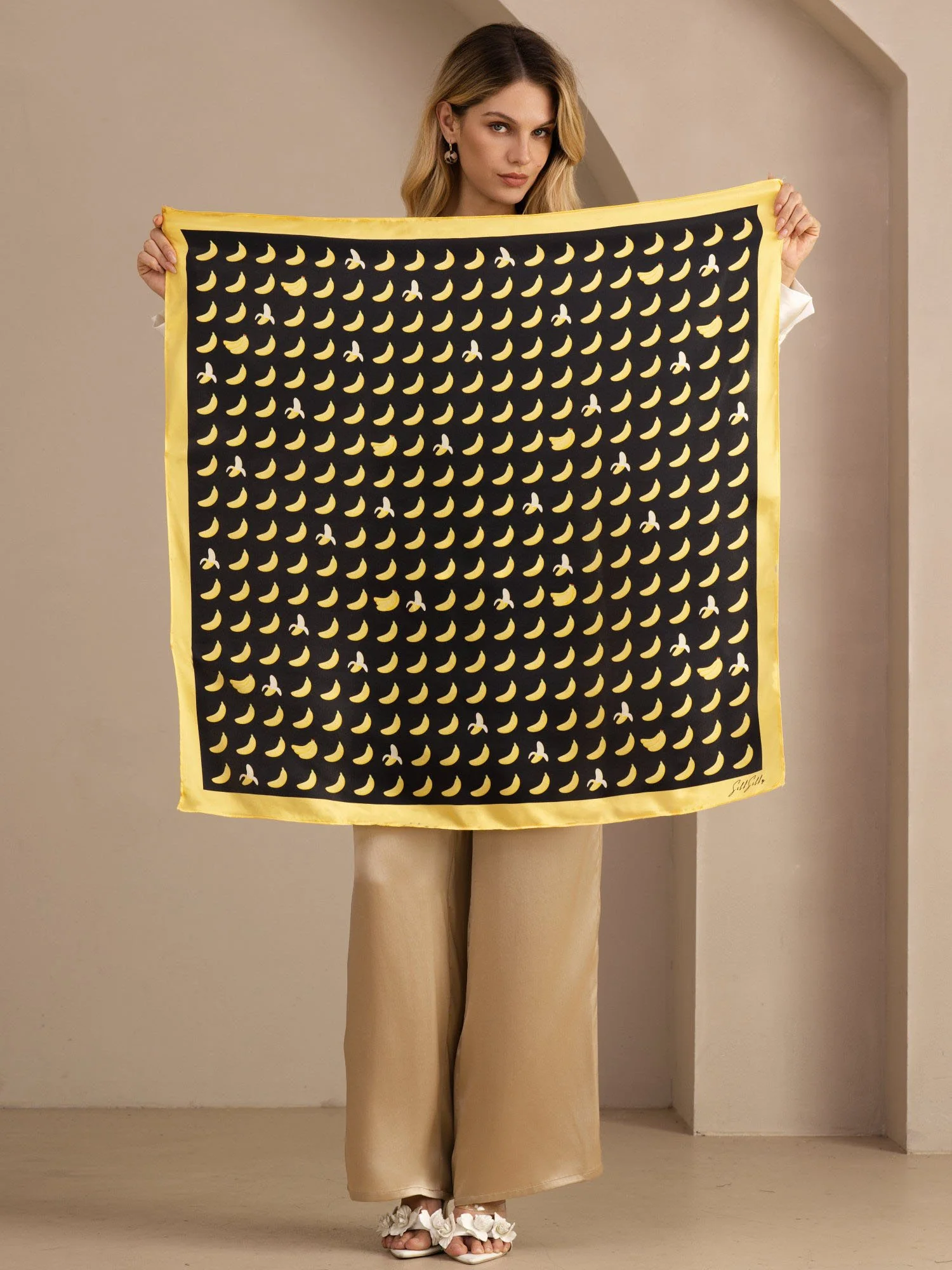 Scarf I 100 Procent Mullbärssilke Med Bananmönster Storlek 90 x 90 cm - Image 4