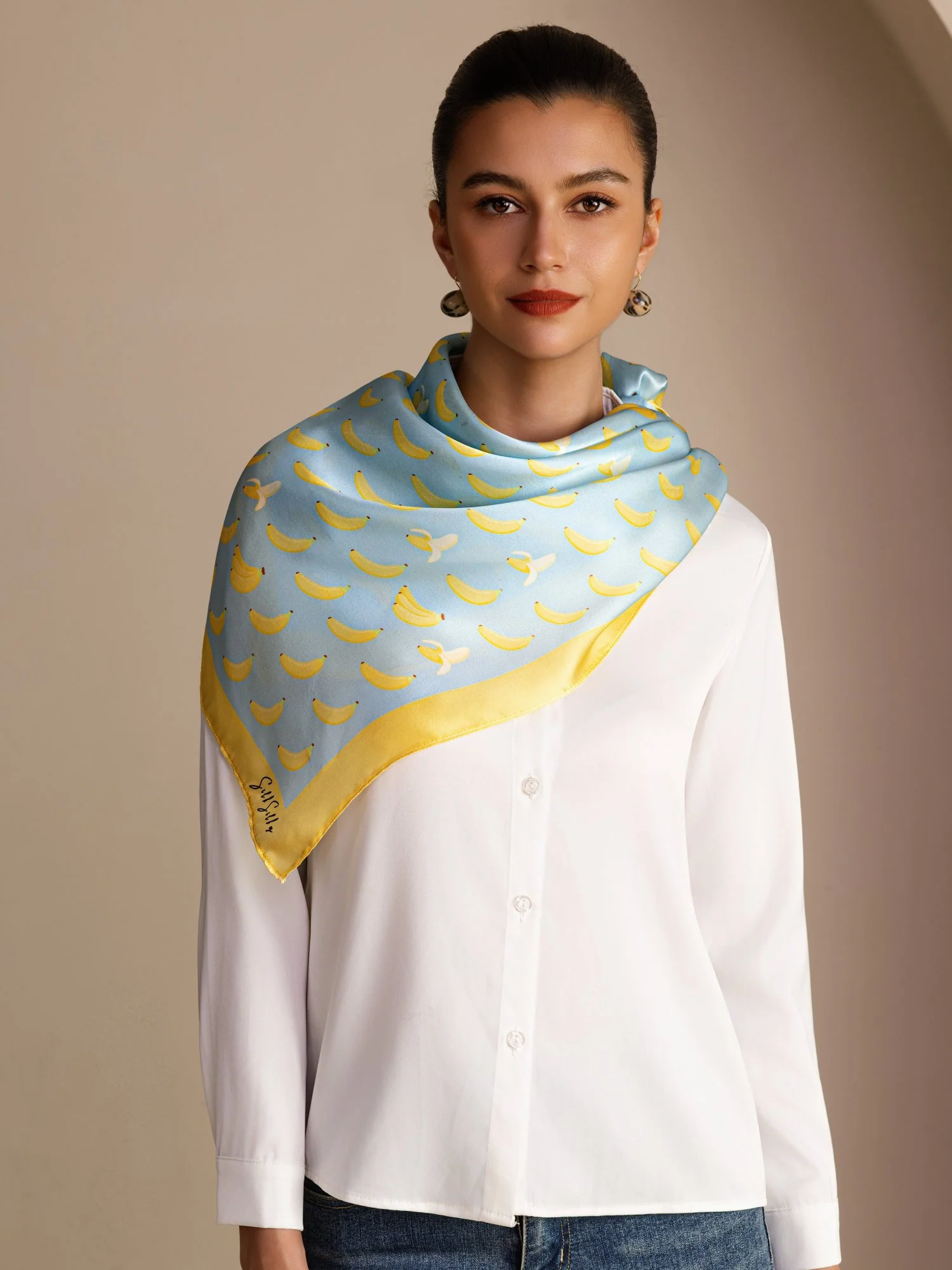 Scarf I 100 Procent Mullbärssilke Med Bananmönster Storlek 90 x 90 cm - Image 7