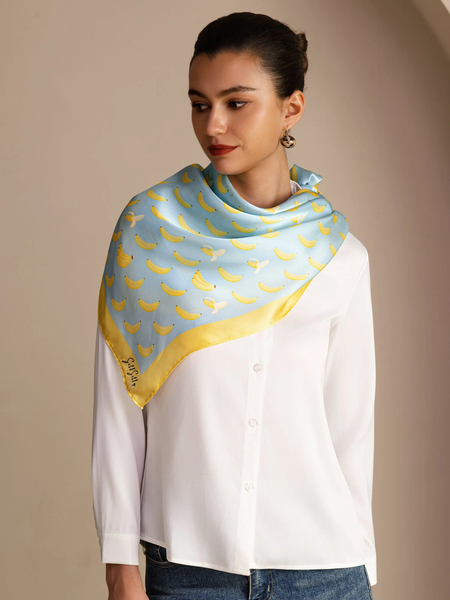 Scarf I 100 Procent Mullbärssilke Med Bananmönster Storlek 90 x 90 cm - Image 8