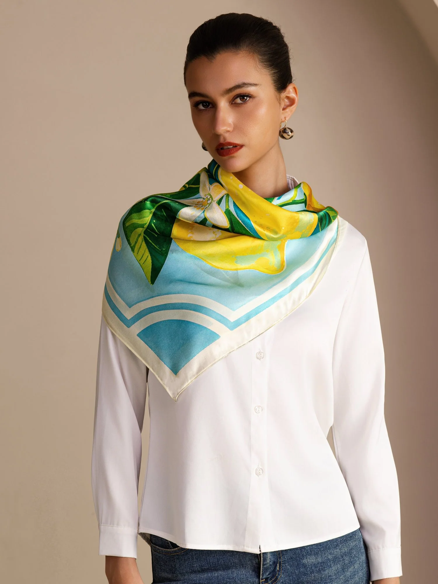 Scarf I 100 Procent Mullbärssilke Med Citronmönster Storlek 90 x 90 cm - Image 2