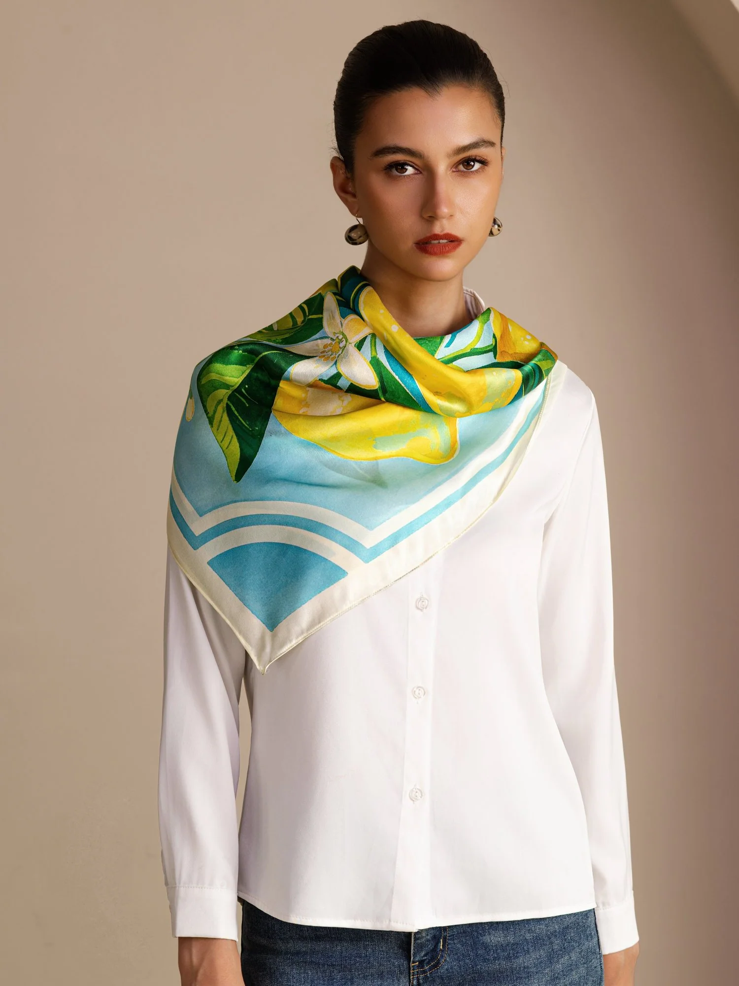 Scarf I 100 Procent Mullbärssilke Med Citronmönster Storlek 90 x 90 cm - Image 3