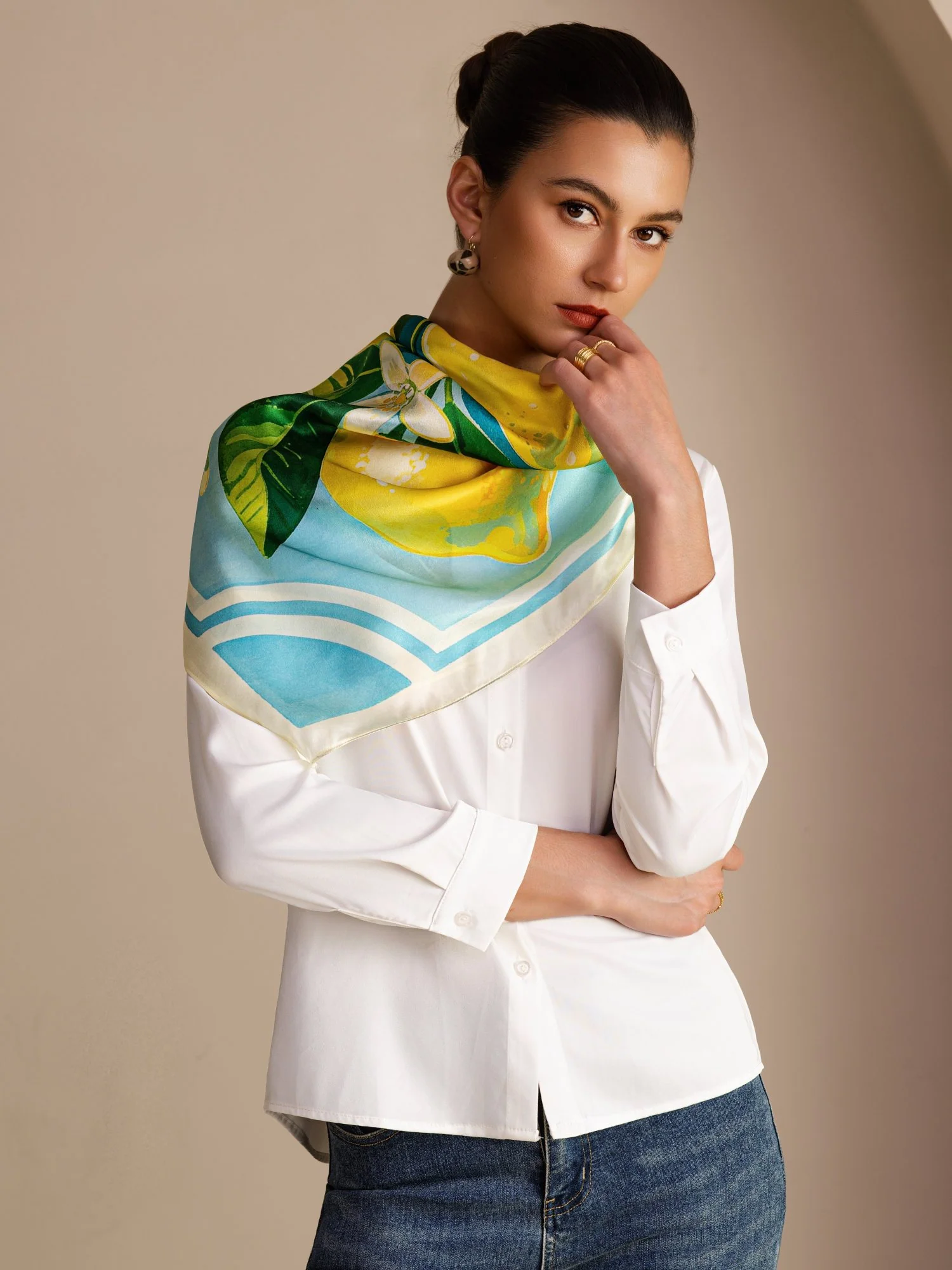 Scarf I 100 Procent Mullbärssilke Med Citronmönster Storlek 90 x 90 cm - Image 4