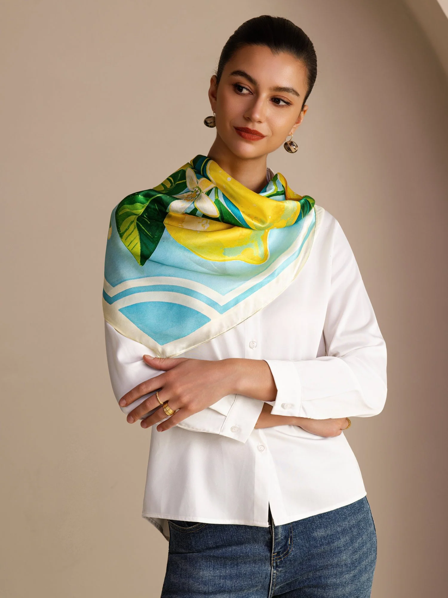 Scarf I 100 Procent Mullbärssilke Med Citronmönster Storlek 90 x 90 cm - Image 5