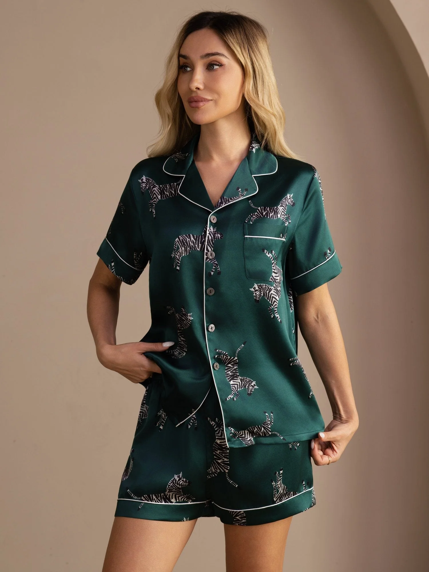 100% Mullbärssilke Kortärmad Pyjamas Med Knappar Och Zebramönster För Dam - Image 3