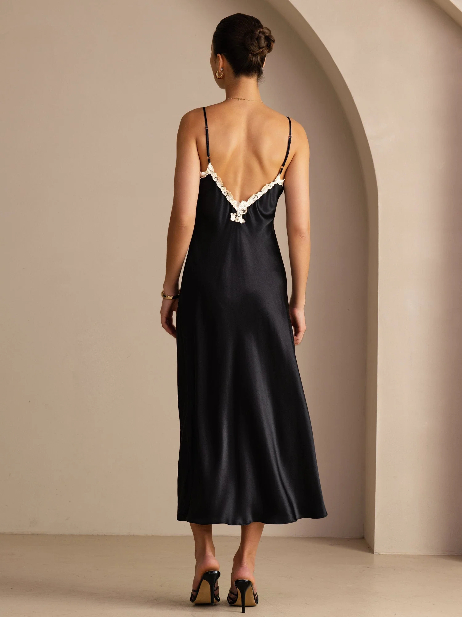 Maxi Lace V-Back Rent Silke Klänning - Image 15