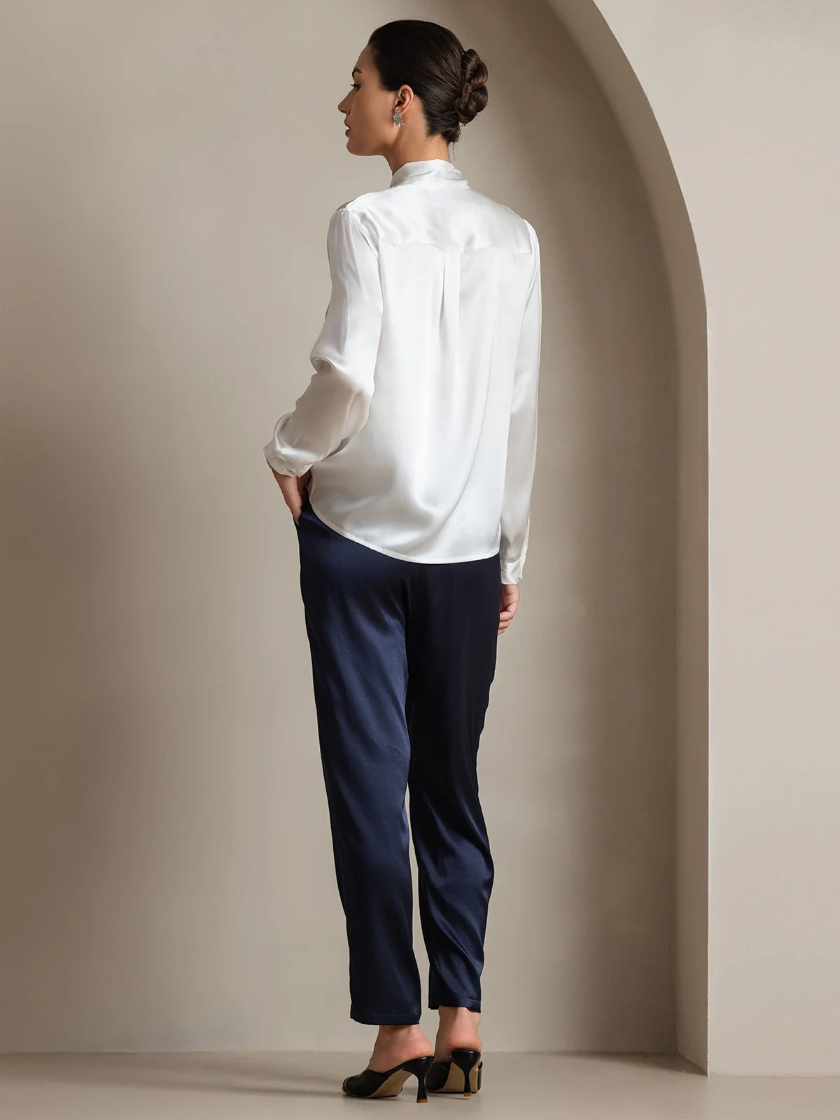 19 Momme Elegant Siden Skjorta med Knytkrage och Långa Ärmar - Image 2