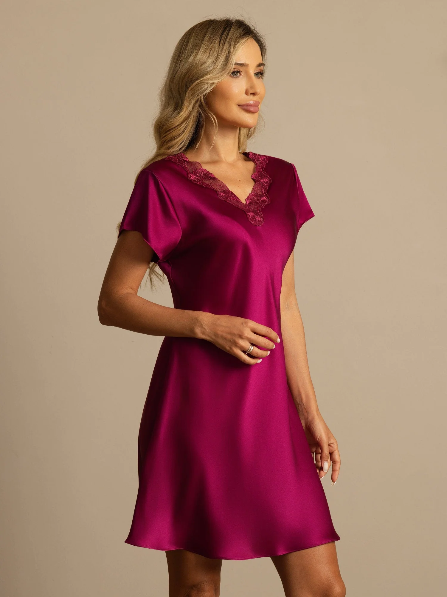 Rent Silke Lace Neck Split Hem Nattlinne - Image 16