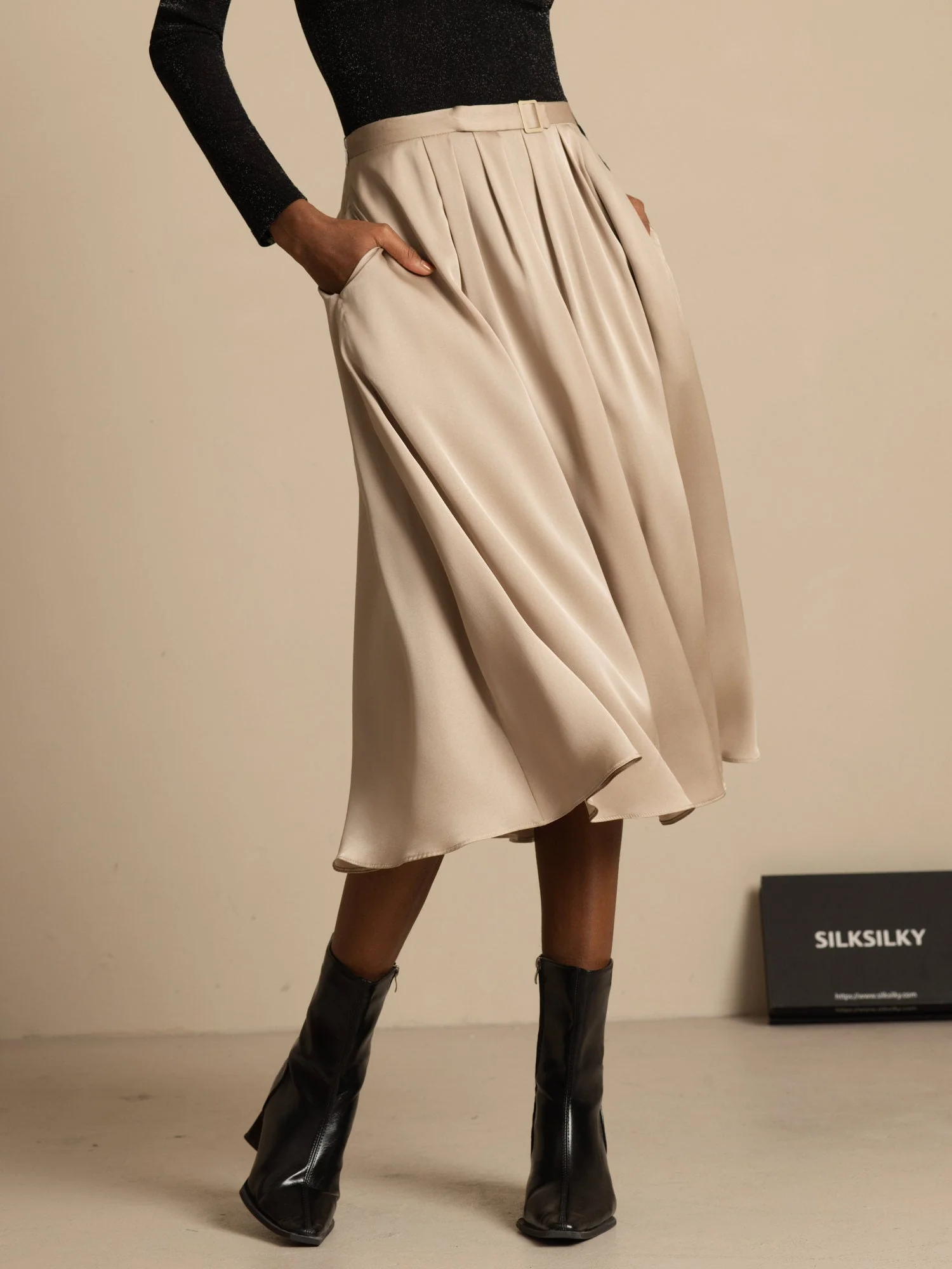 19Momme Siden High Waist A-Linje Plisserad Midi Kjol med Fickor - Image 3