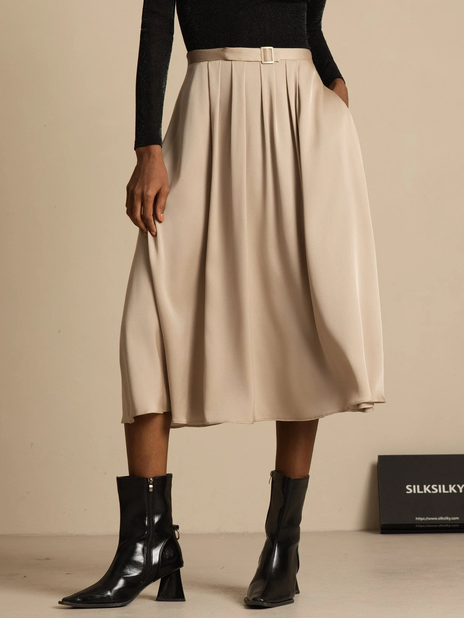 19Momme Siden High Waist A-Linje Plisserad Midi Kjol med Fickor - Image 4