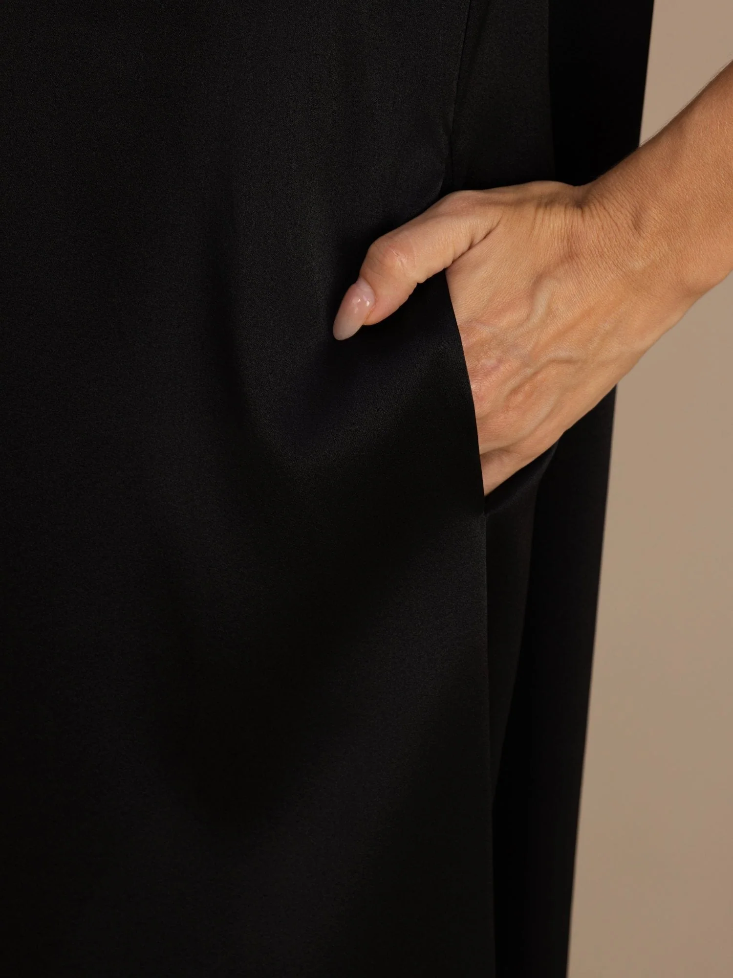 19 Momme Siden-midiklänning med Rund Hals Kort Ärm och Sidofickor - Image 25