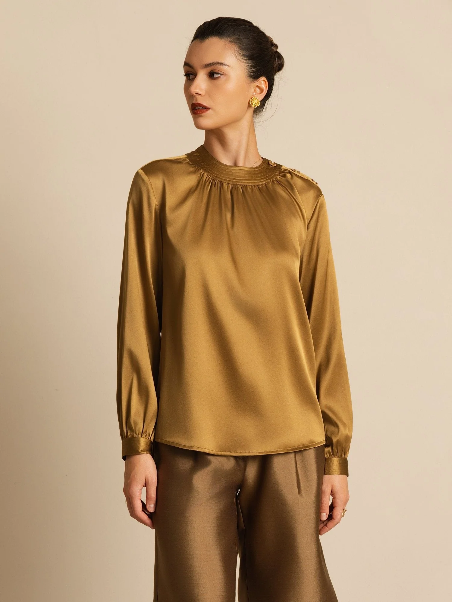 19Momme Siden Dam Blus med Samlat Halsband och Långa Ärmar - Image 27