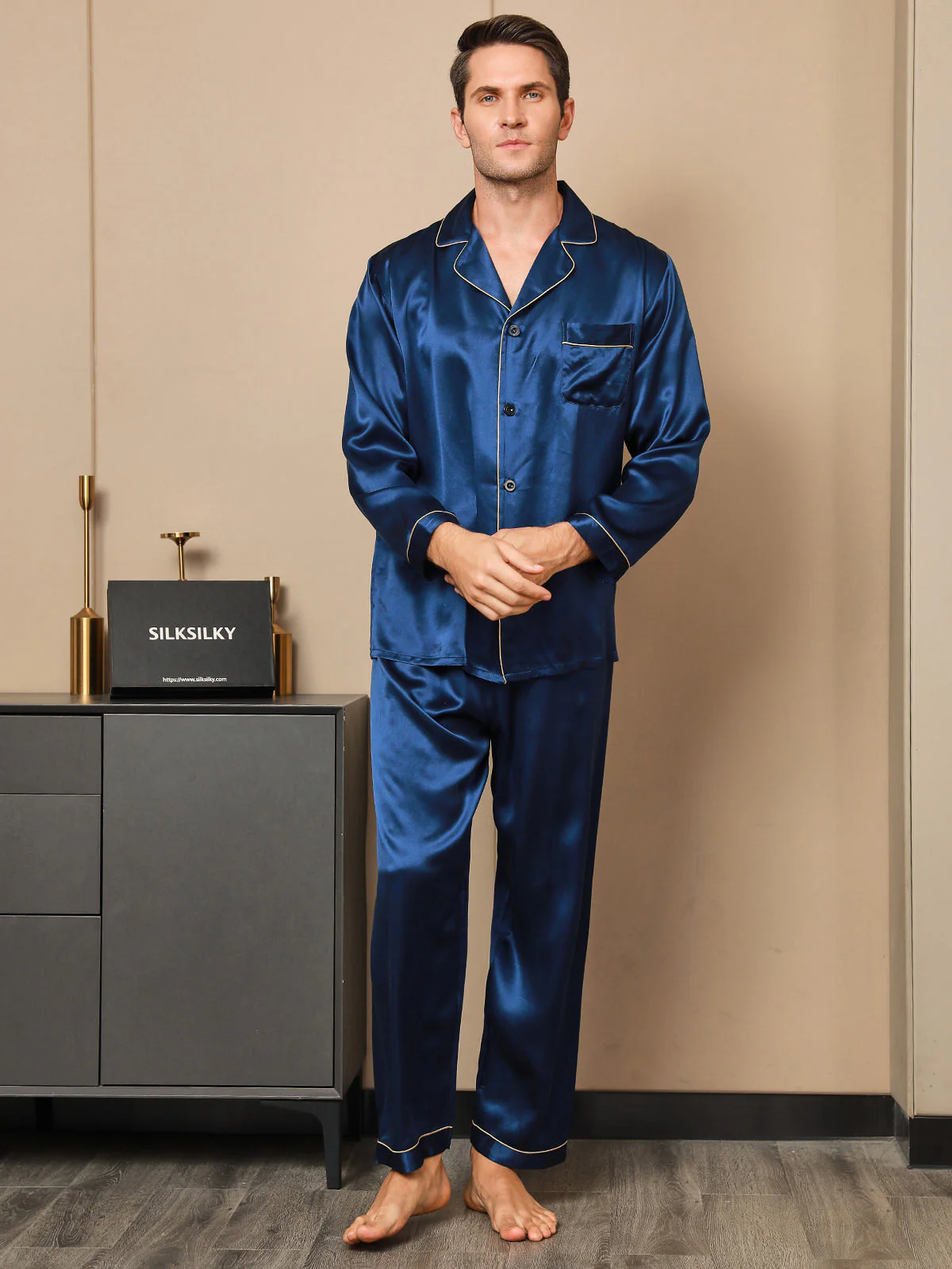 Herrpyjamas I Ren Siden Med Lång Ärm Notchkrage Och Knäppning - Image 12