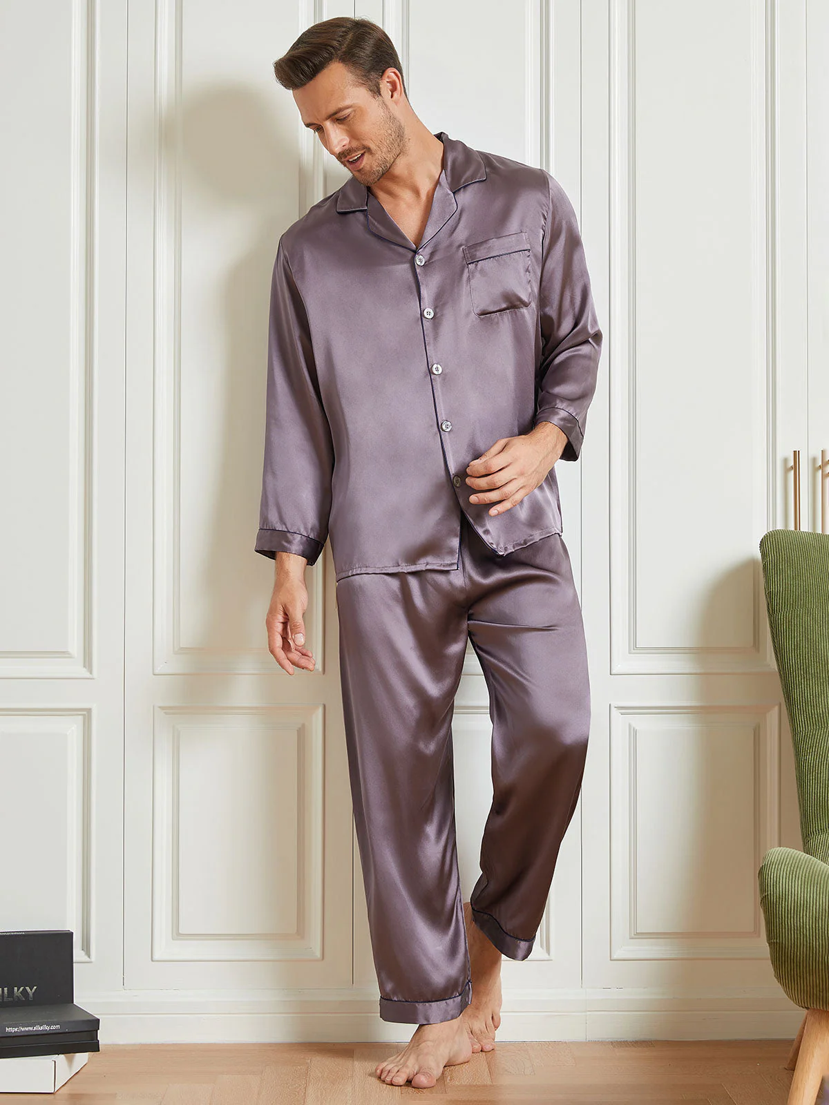 Herrpyjamas I Ren Siden Med Lång Ärm Notchkrage Och Knäppning - Image 18