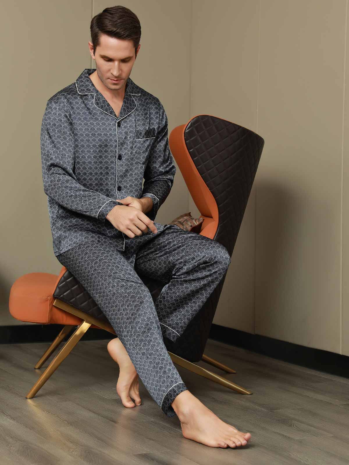 Herrpyjamaset I Ren Siden Med Marinblått Ginkgotryck Och Långärmad Topp Med Byxor - Image 7