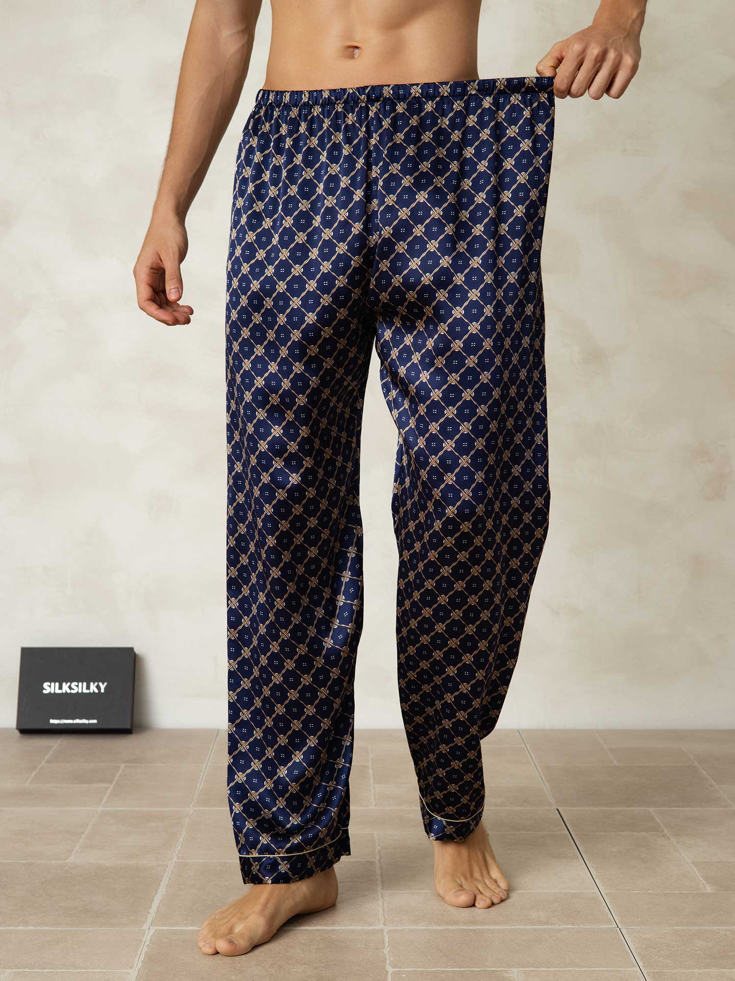 Herrpyjamasbyxor I Ren Siden Med Marinblått Kedjemönster Och Resår I Midjan - Image 3