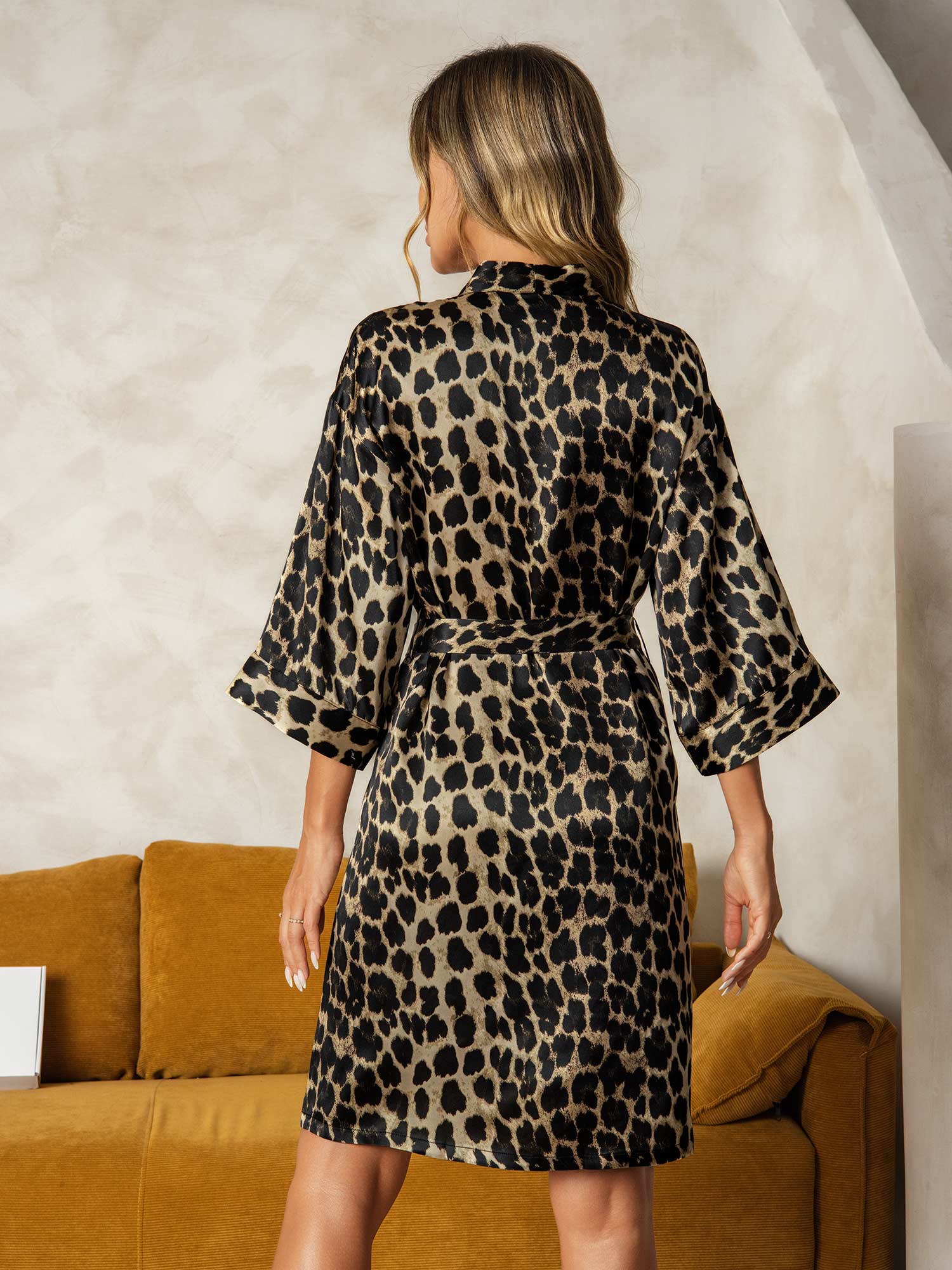Damkimono I Ren Siden Med 3/4-Ärmar Och Leopardmönster Med Omlottdesign - Image 2