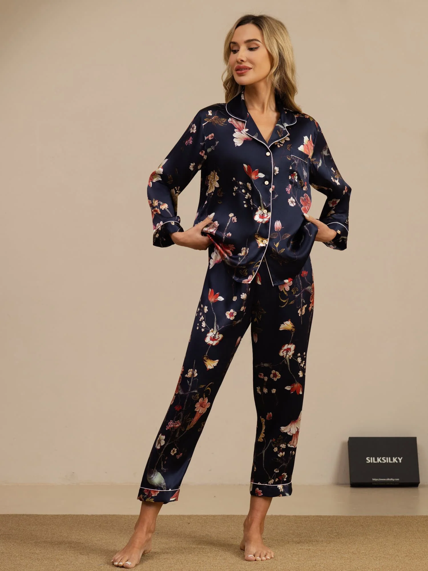 Damset I Ren Siden Med Marinblå Blommönstrad Långärmad Pyjamas Med Krage Och Knappstängning - Image 3