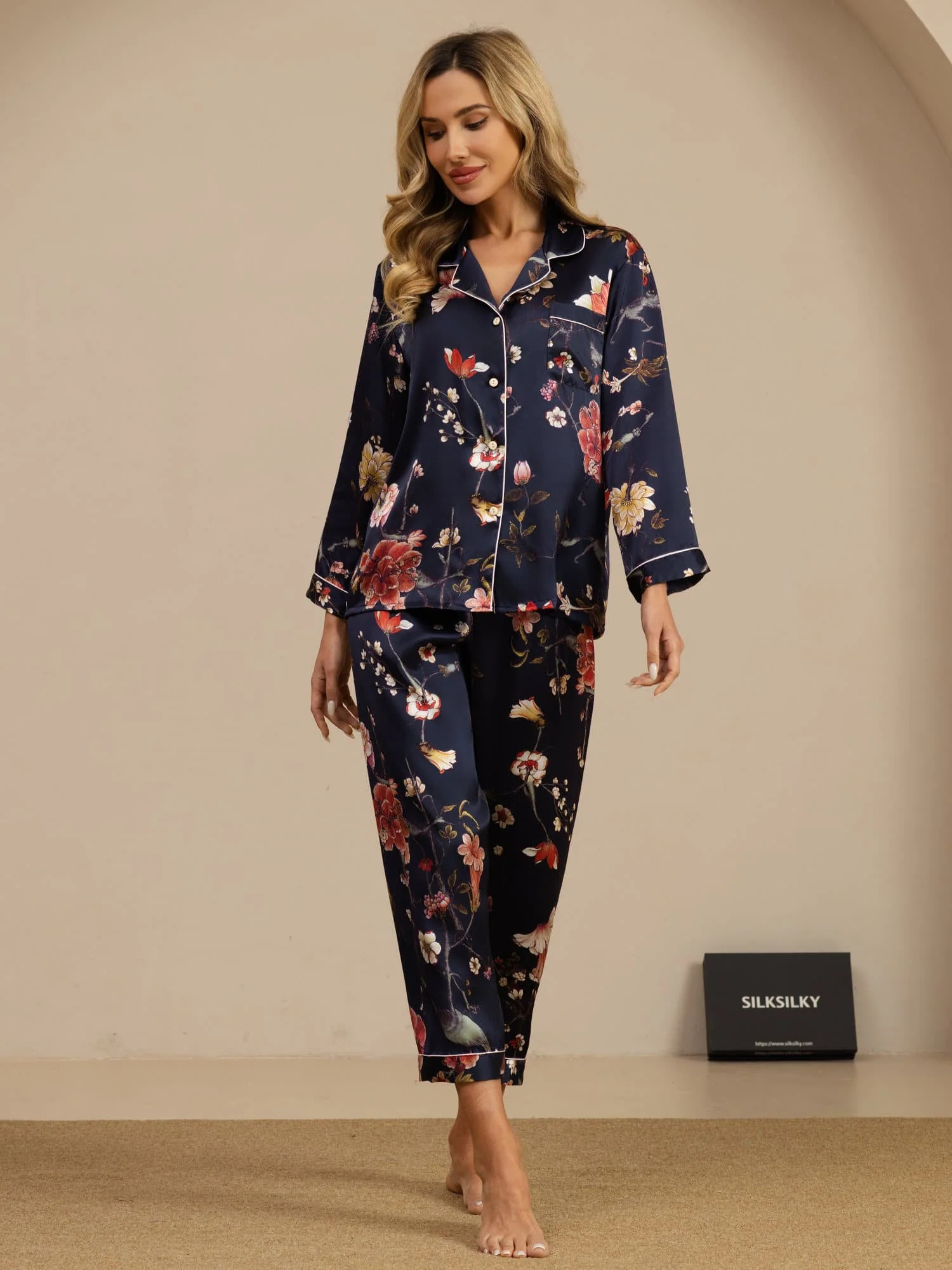 Damset I Ren Siden Med Marinblå Blommönstrad Långärmad Pyjamas Med Krage Och Knappstängning - Image 4