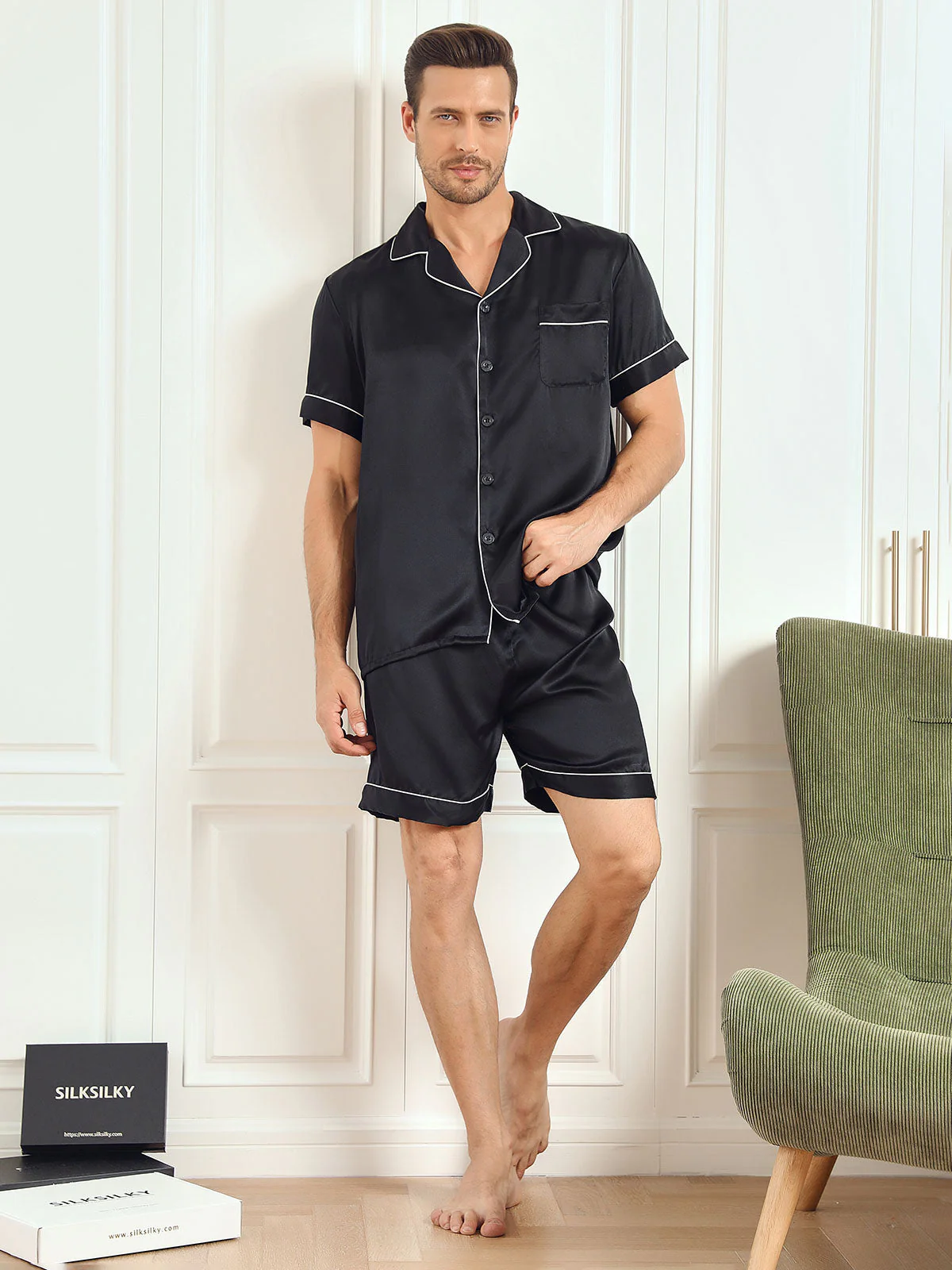 Herrpyjamas I Ren Siden Med Kort Ärm Och Notchkrage Med Shorts - Image 10