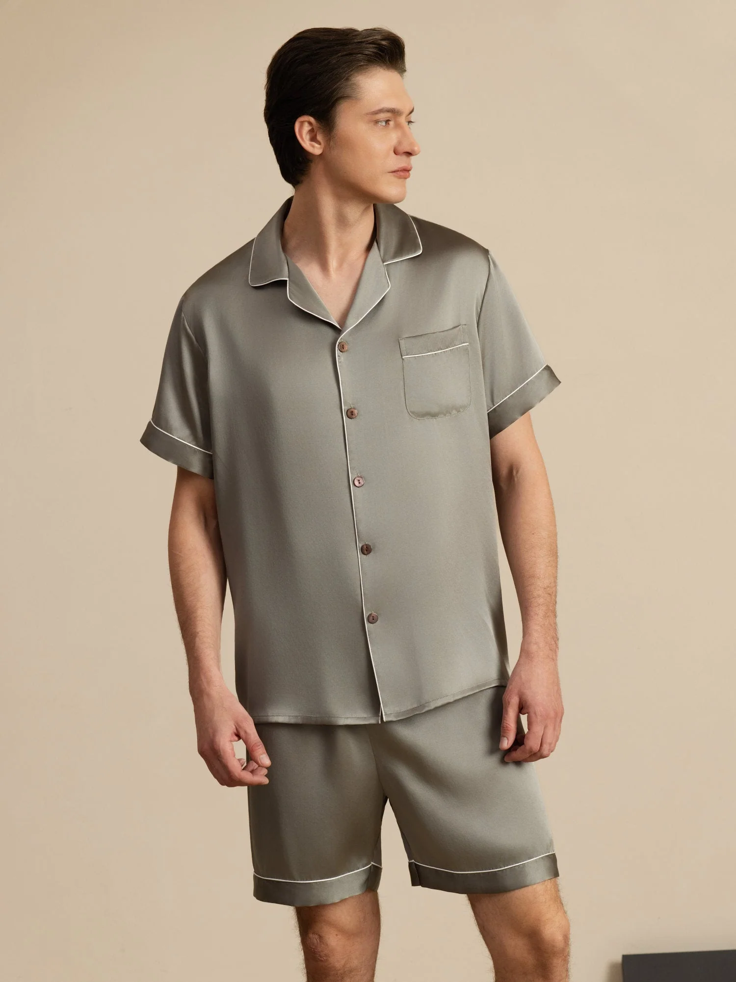Herrpyjamas I Ren Siden Med Kort Ärm Och Notchkrage Med Shorts - Image 11