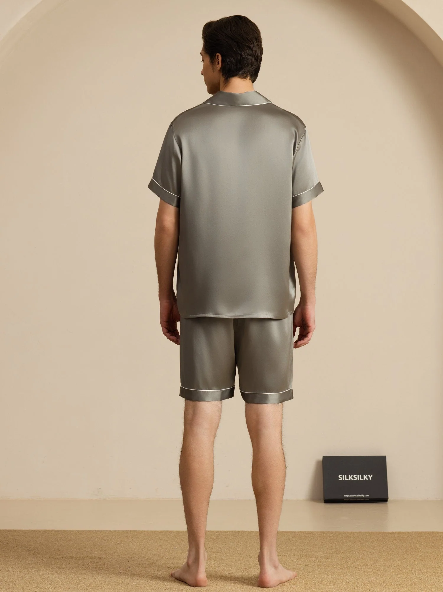 Herrpyjamas I Ren Siden Med Kort Ärm Och Notchkrage Med Shorts - Image 12