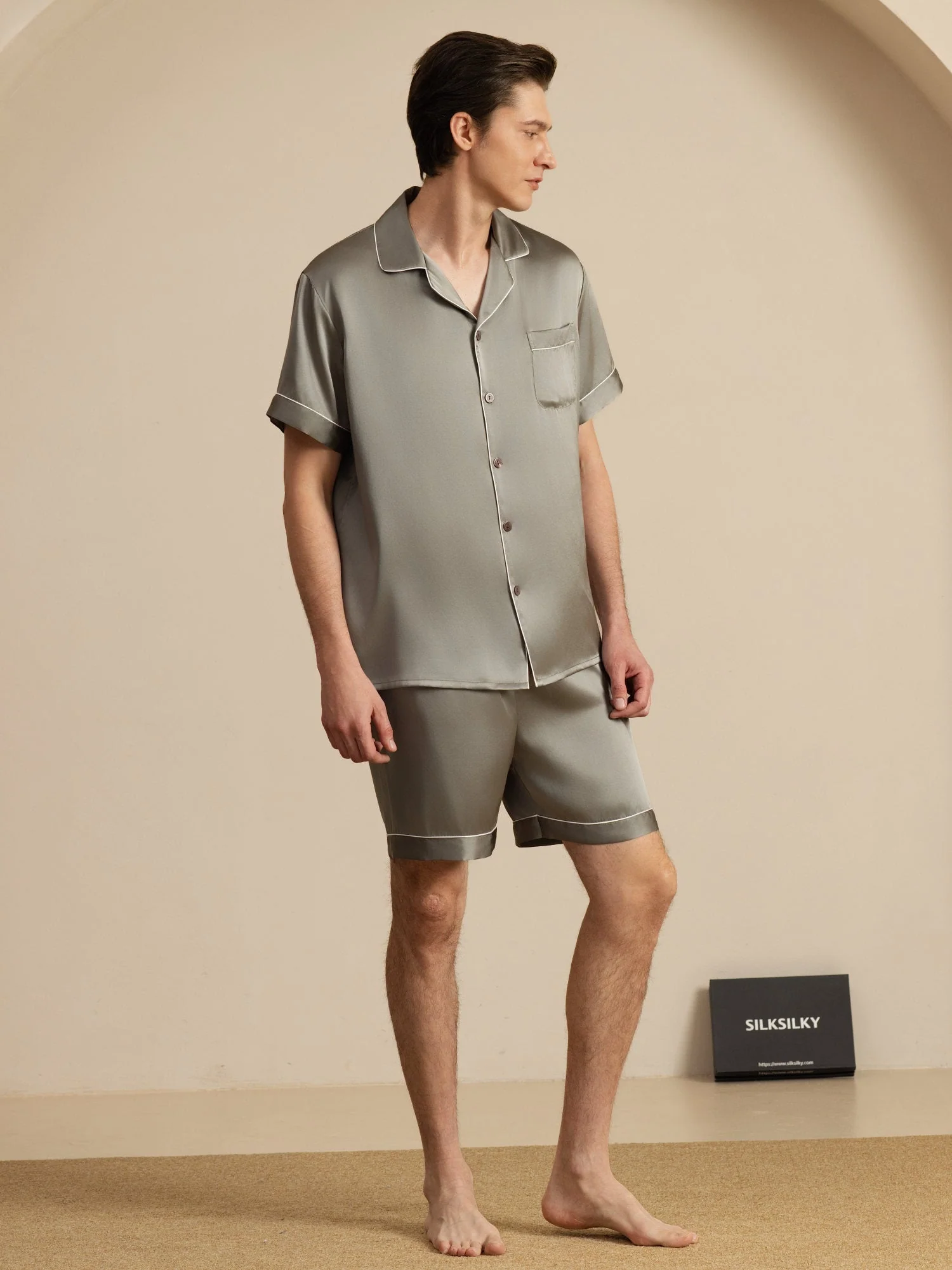 Herrpyjamas I Ren Siden Med Kort Ärm Och Notchkrage Med Shorts - Image 13