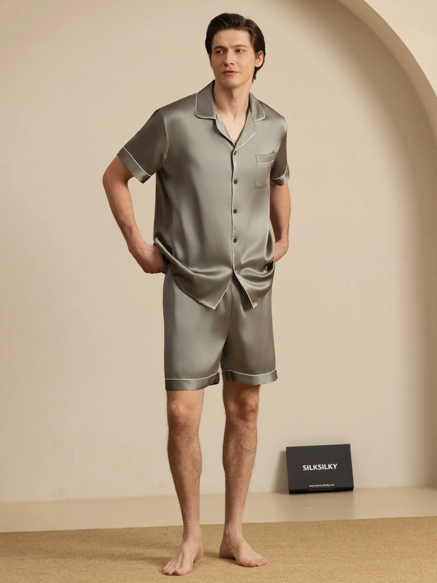 Herrpyjamas I Ren Siden Med Kort Ärm Och Notchkrage Med Shorts - Image 14