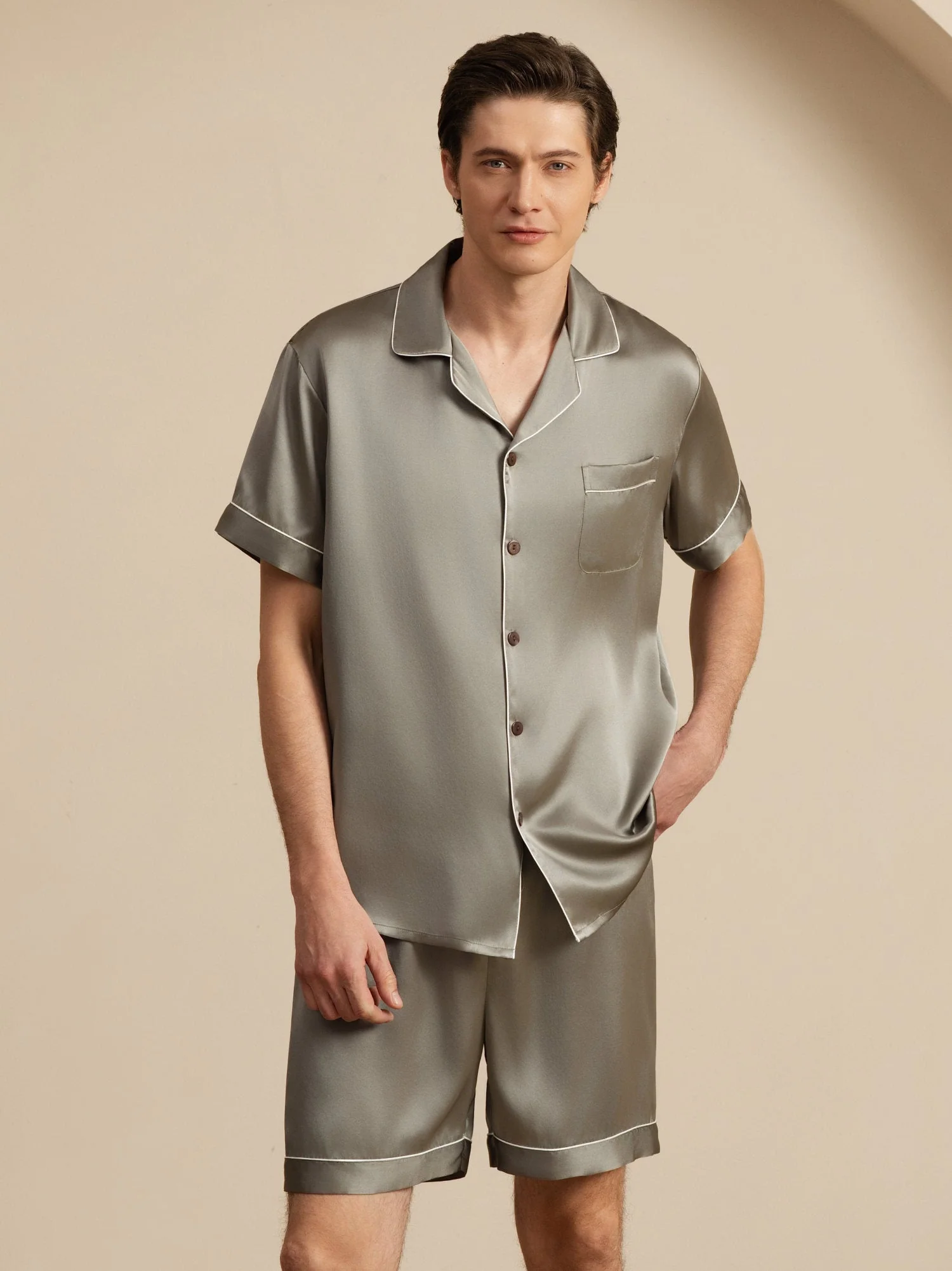 Herrpyjamas I Ren Siden Med Kort Ärm Och Notchkrage Med Shorts - Image 15