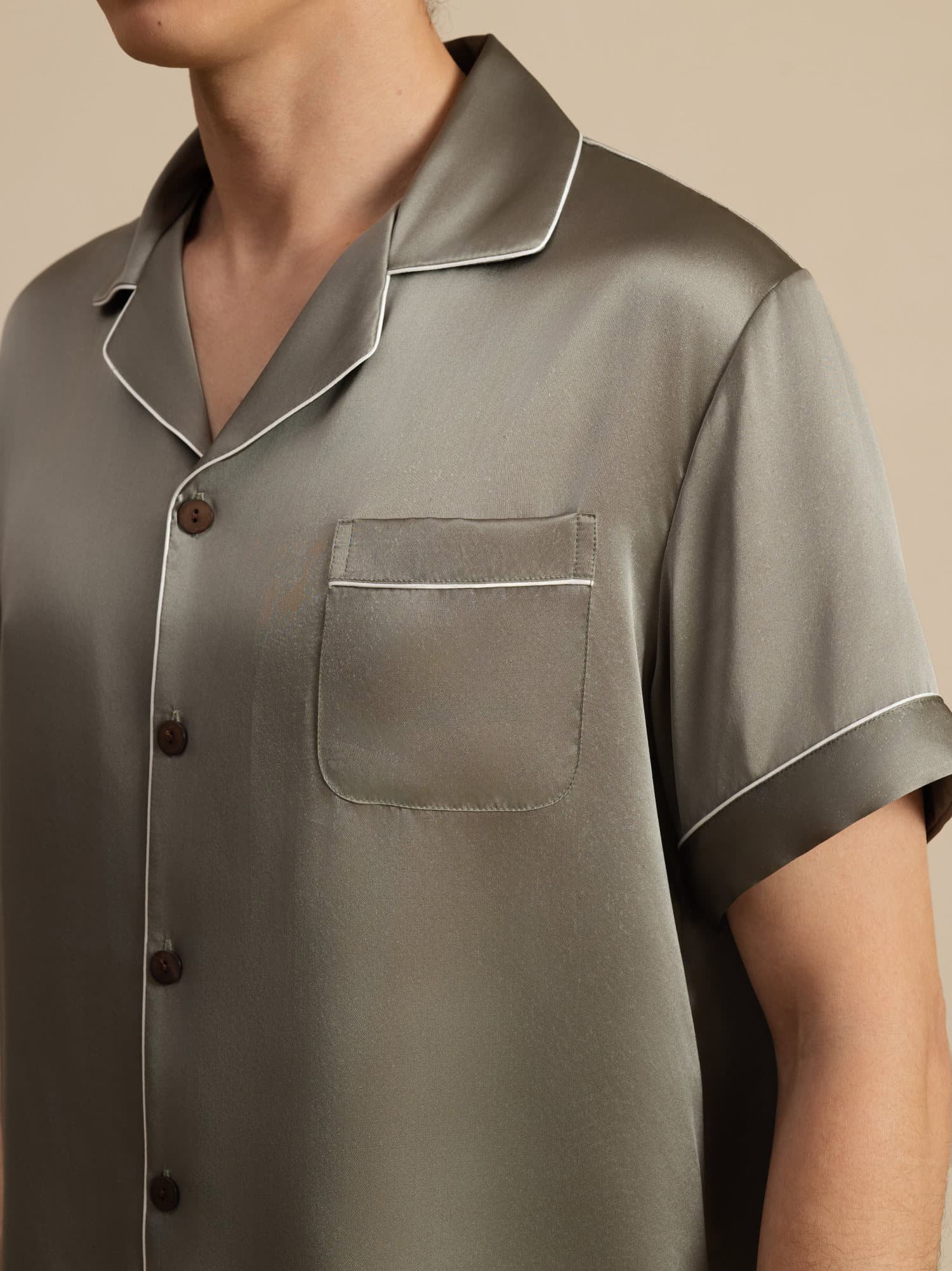 Herrpyjamas I Ren Siden Med Kort Ärm Och Notchkrage Med Shorts - Image 16