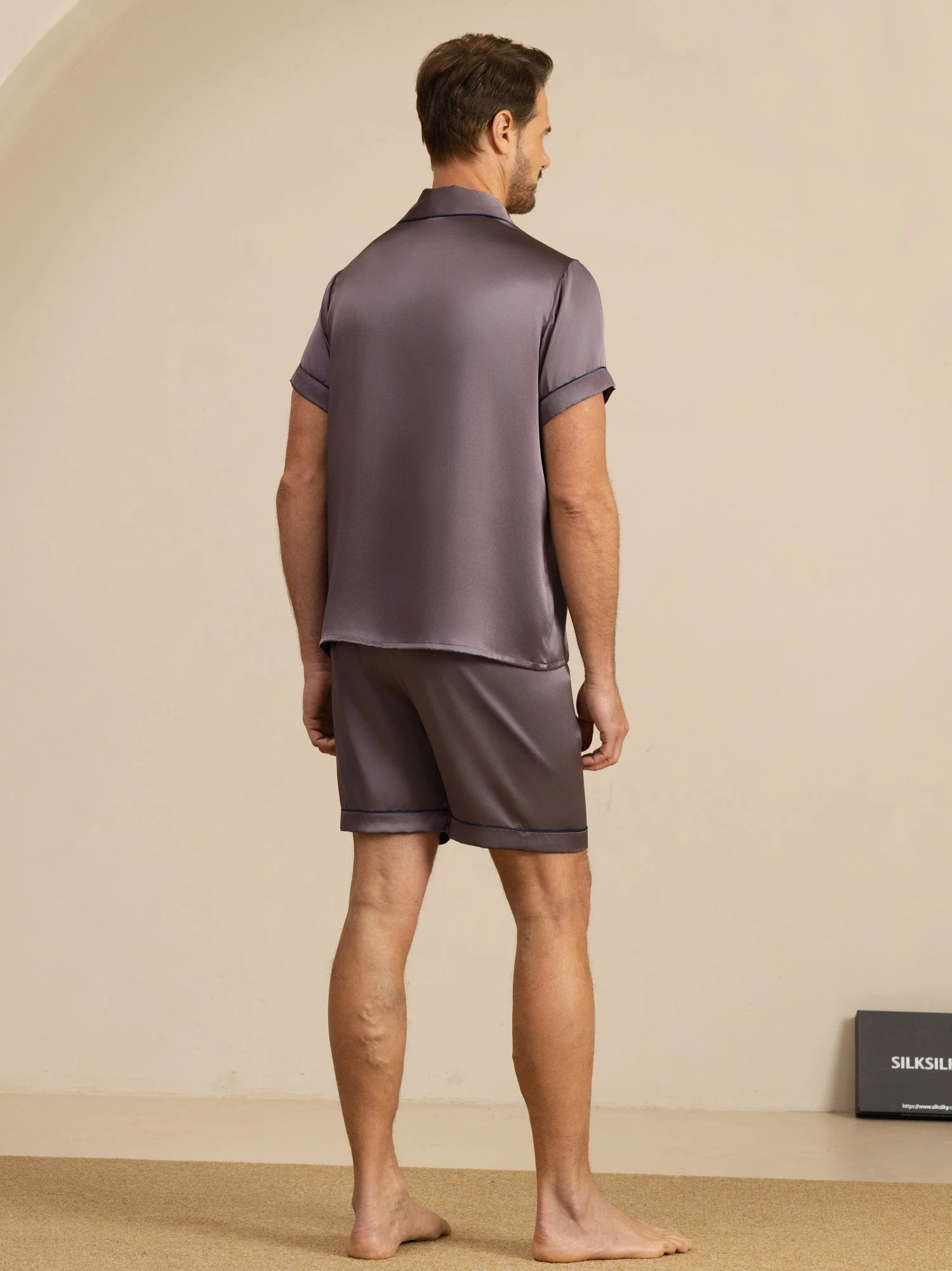 Herrpyjamas I Ren Siden Med Kort Ärm Och Notchkrage Med Shorts - Image 19