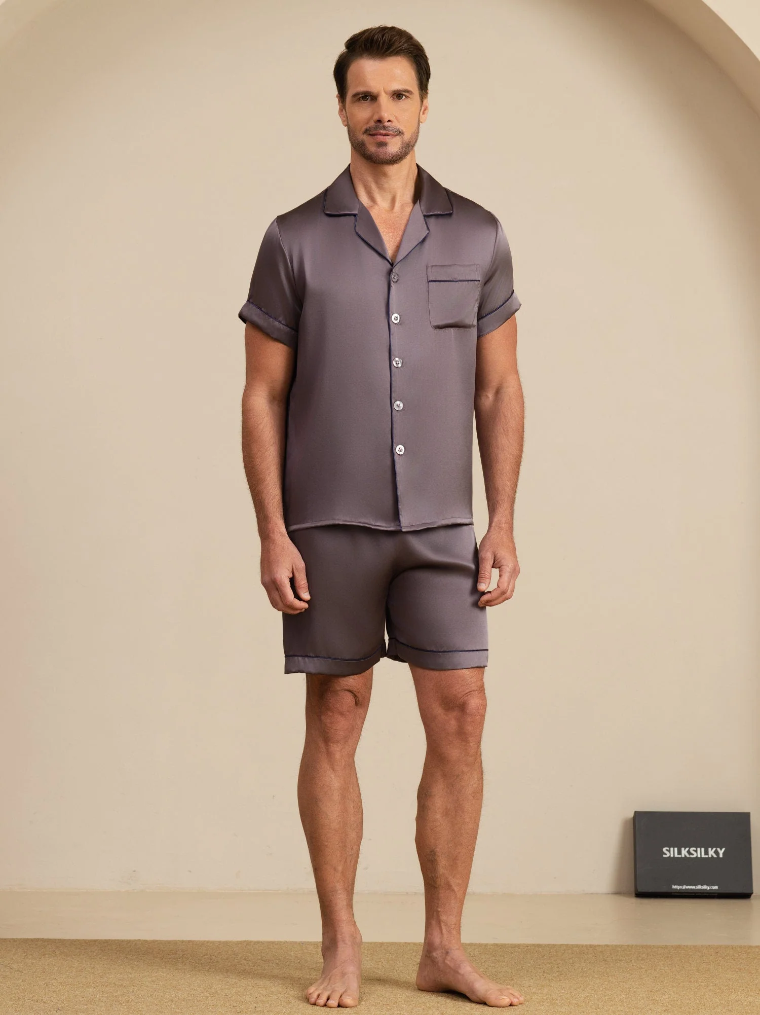 Herrpyjamas I Ren Siden Med Kort Ärm Och Notchkrage Med Shorts - Image 20