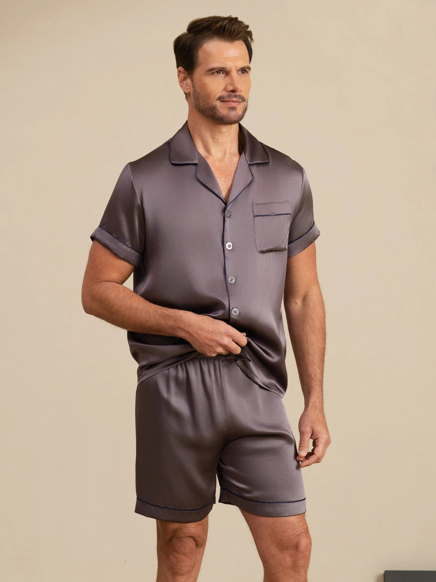 Herrpyjamas I Ren Siden Med Kort Ärm Och Notchkrage Med Shorts - Image 23