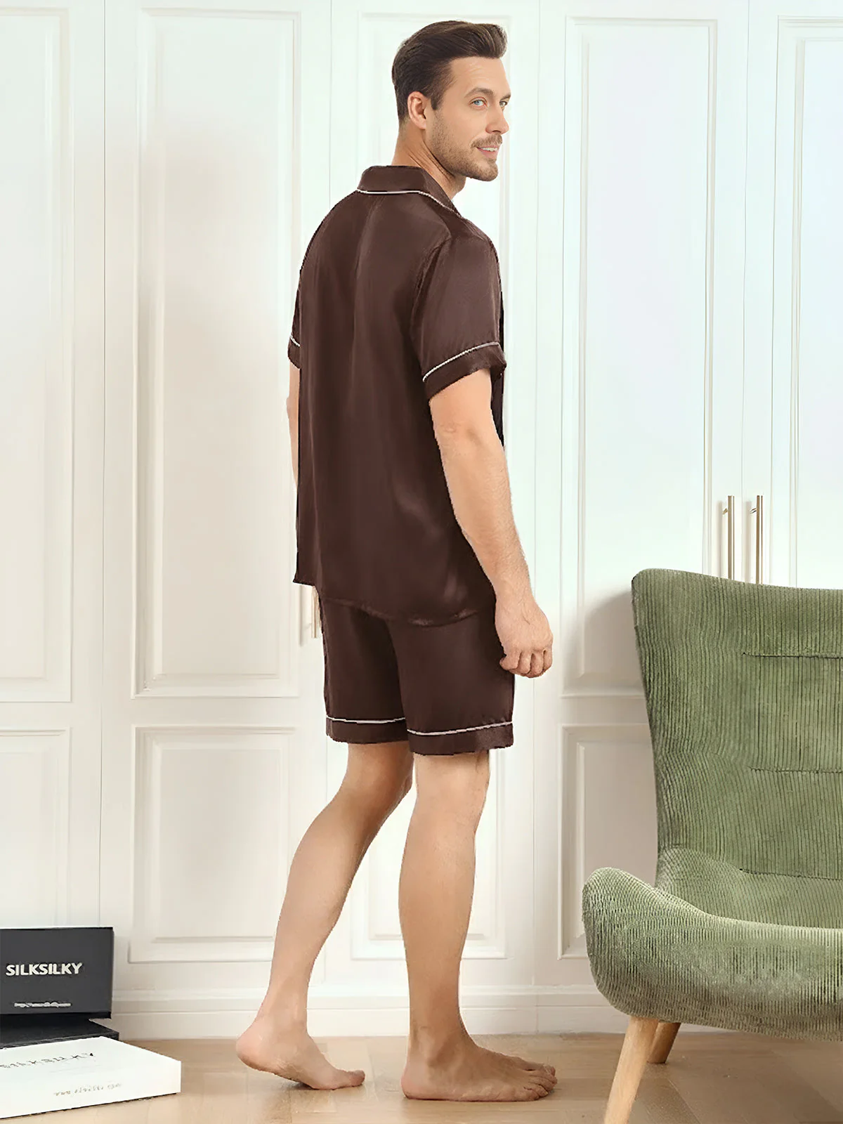 Herrpyjamas I Ren Siden Med Kort Ärm Och Notchkrage Med Shorts - Image 26