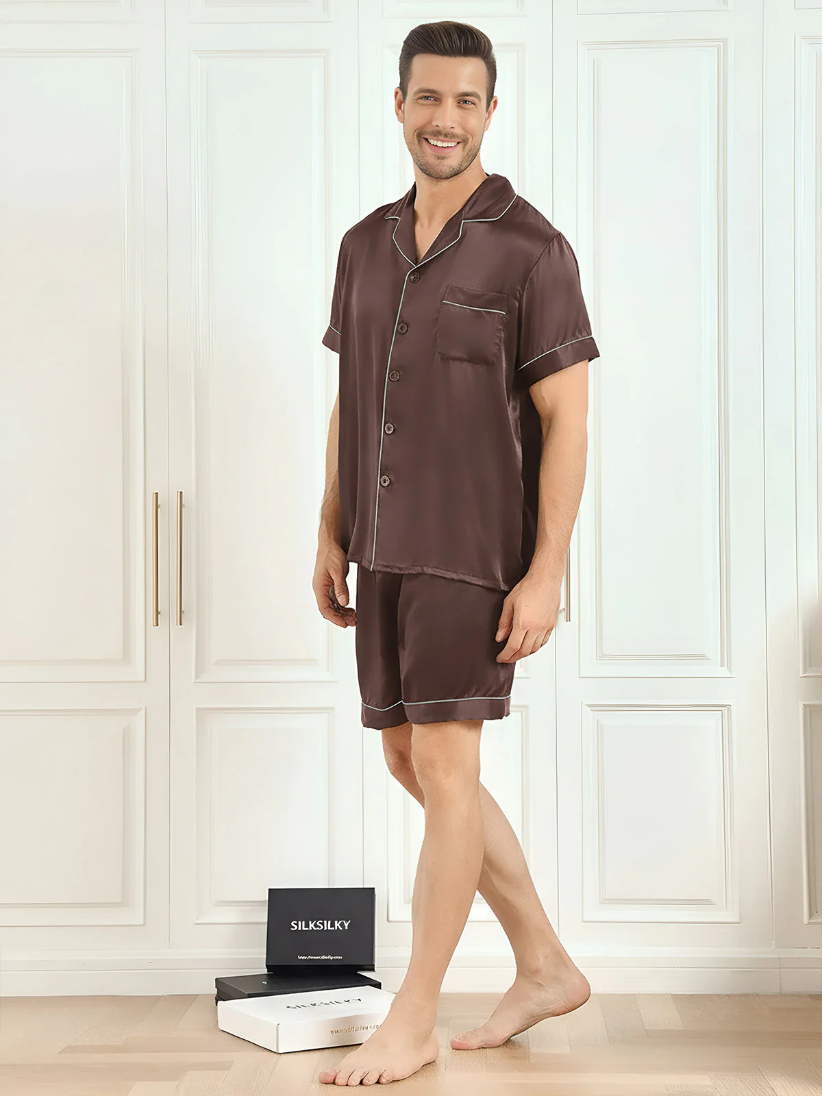 Herrpyjamas I Ren Siden Med Kort Ärm Och Notchkrage Med Shorts - Image 29