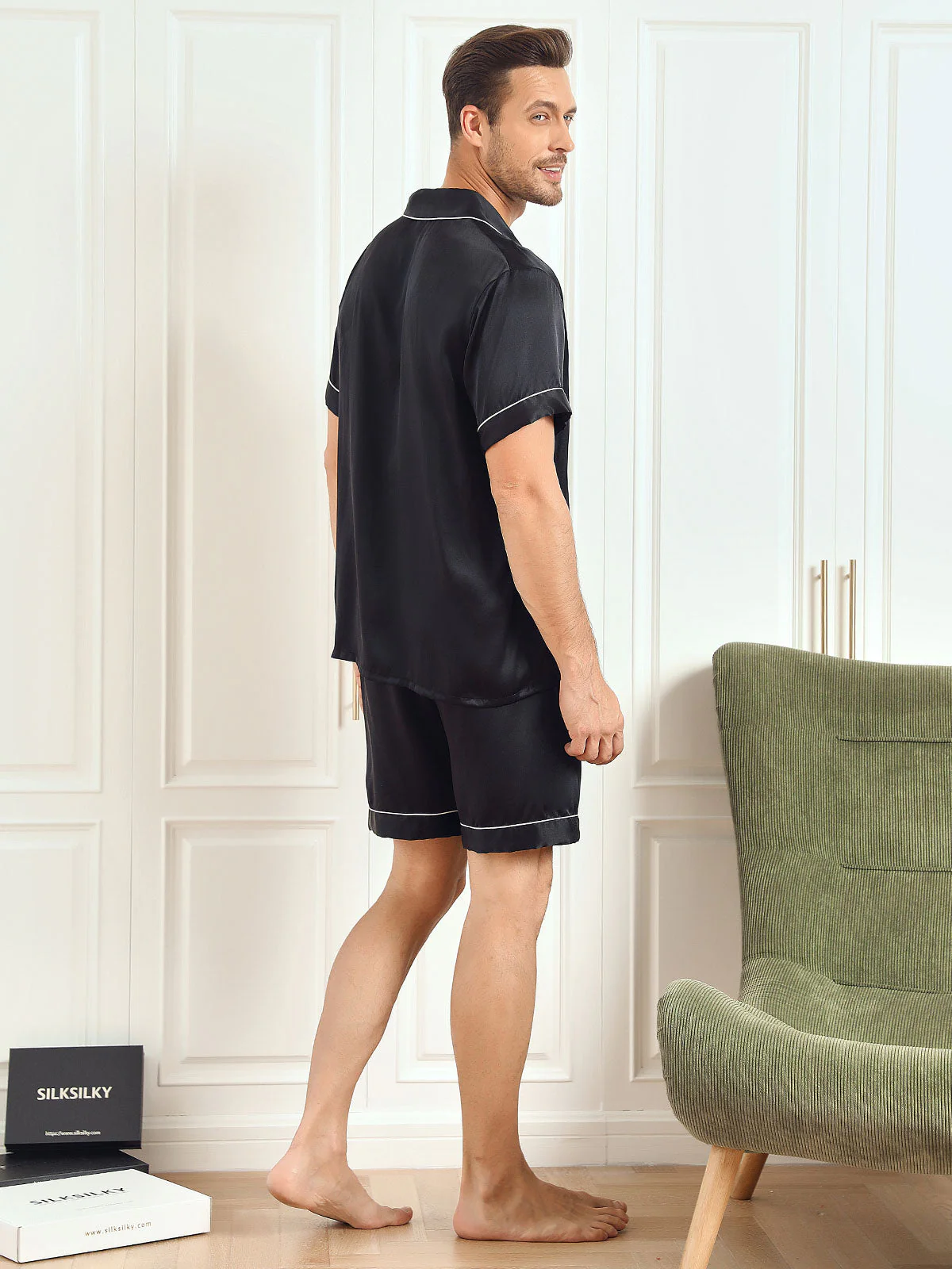 Herrpyjamas I Ren Siden Med Kort Ärm Och Notchkrage Med Shorts - Image 7