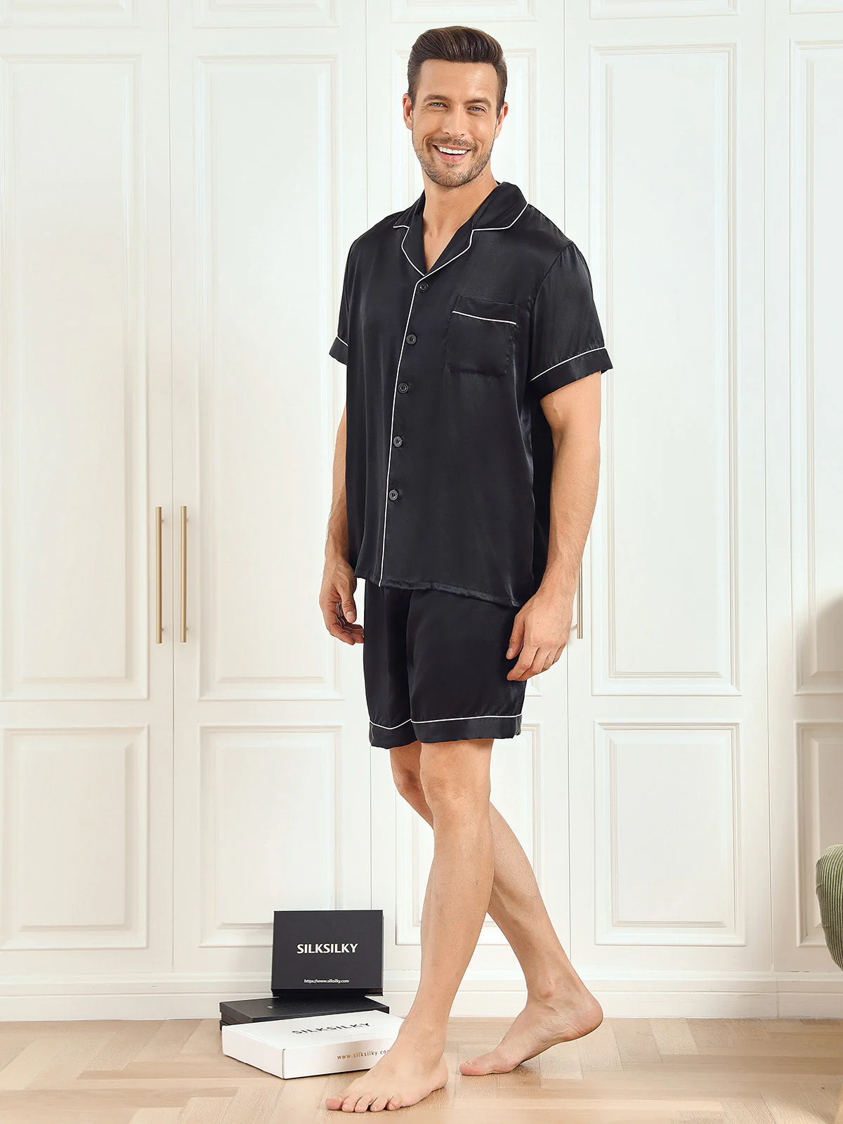 Herrpyjamas I Ren Siden Med Kort Ärm Och Notchkrage Med Shorts - Image 9