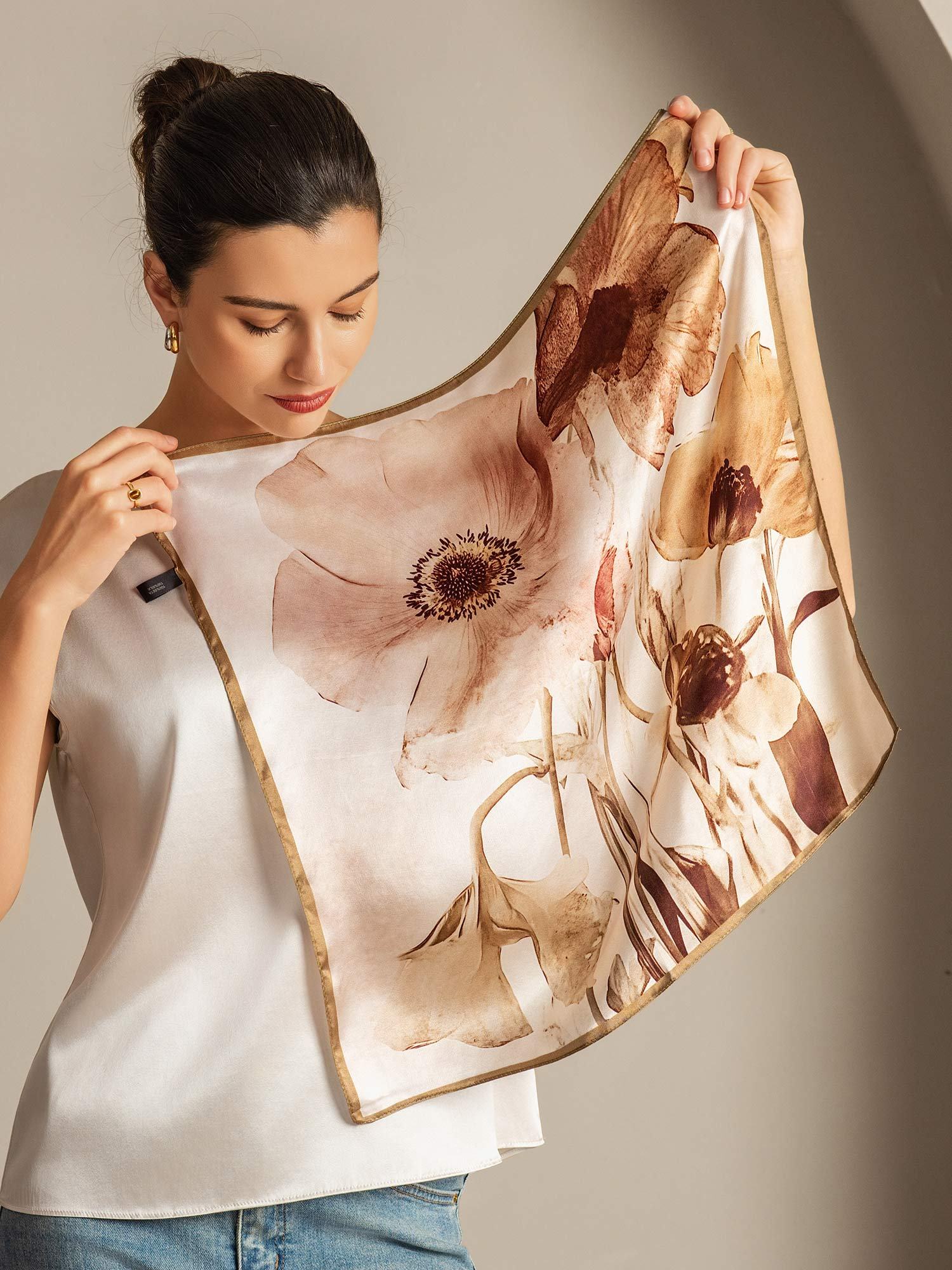 Pure Silk Blommig Fyrkantig Scarf med Guldkant 53*53 cm - Image 2