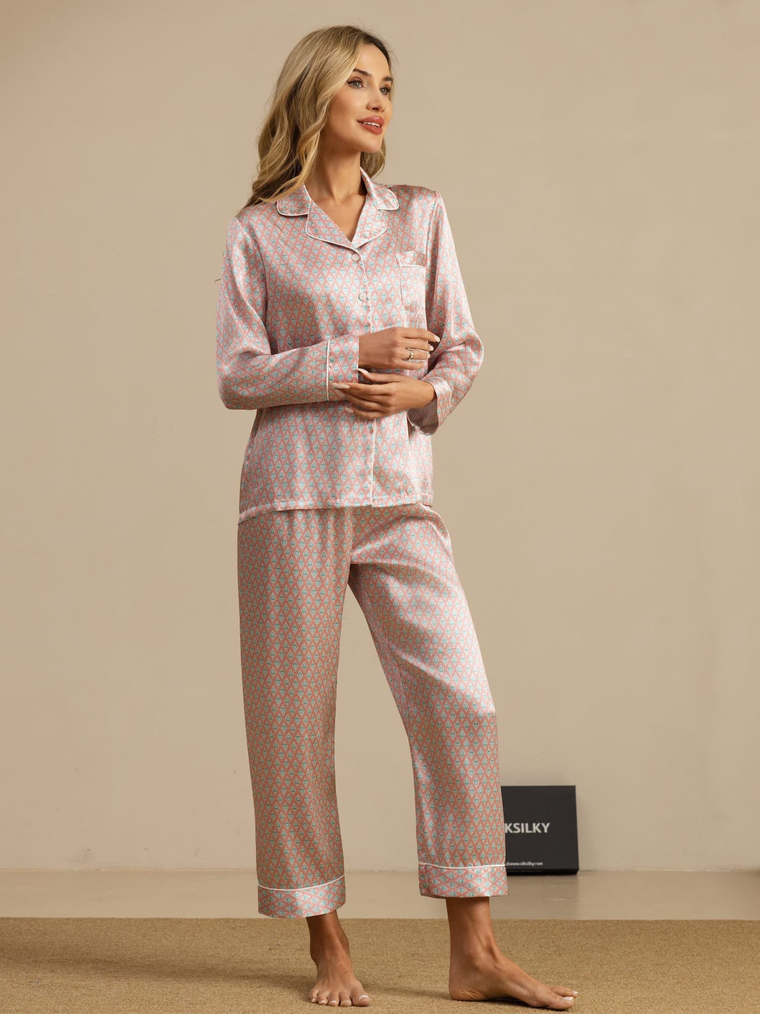 Dam Pyjamas Set I Ren Siden Med Geometriskt Tryck Långärmad Och Byxor - Image 10