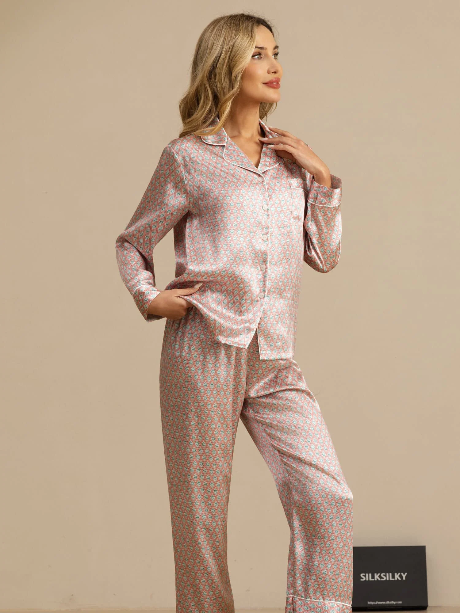 Dam Pyjamas Set I Ren Siden Med Geometriskt Tryck Långärmad Och Byxor - Image 8