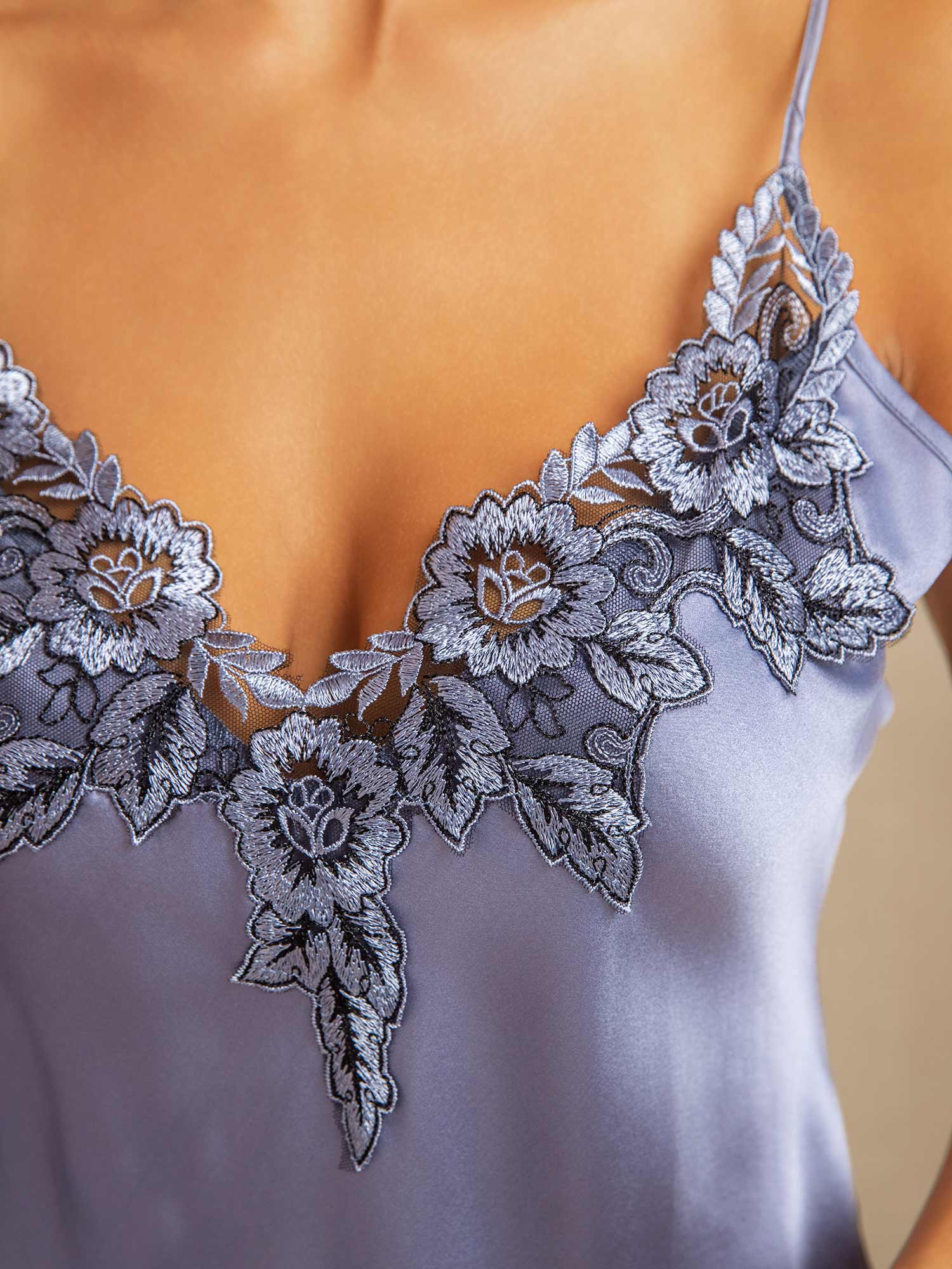 Rent Silke Lace Split Hem Nattlinne Slip Klänning - Image 4