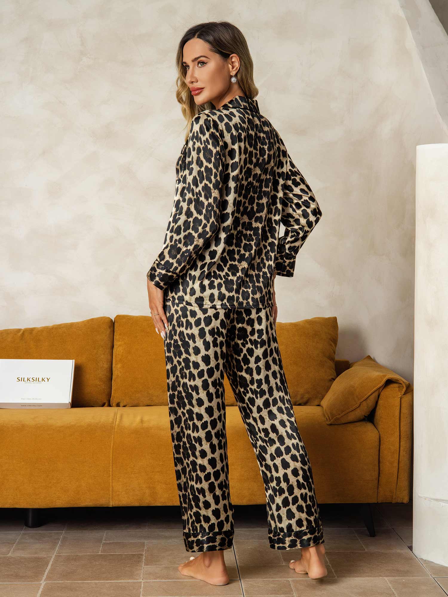 Dam Pure Silk Leopardmönstrad Långärmad Pyjamas Med Reverskrage Och Byxor - Image 2