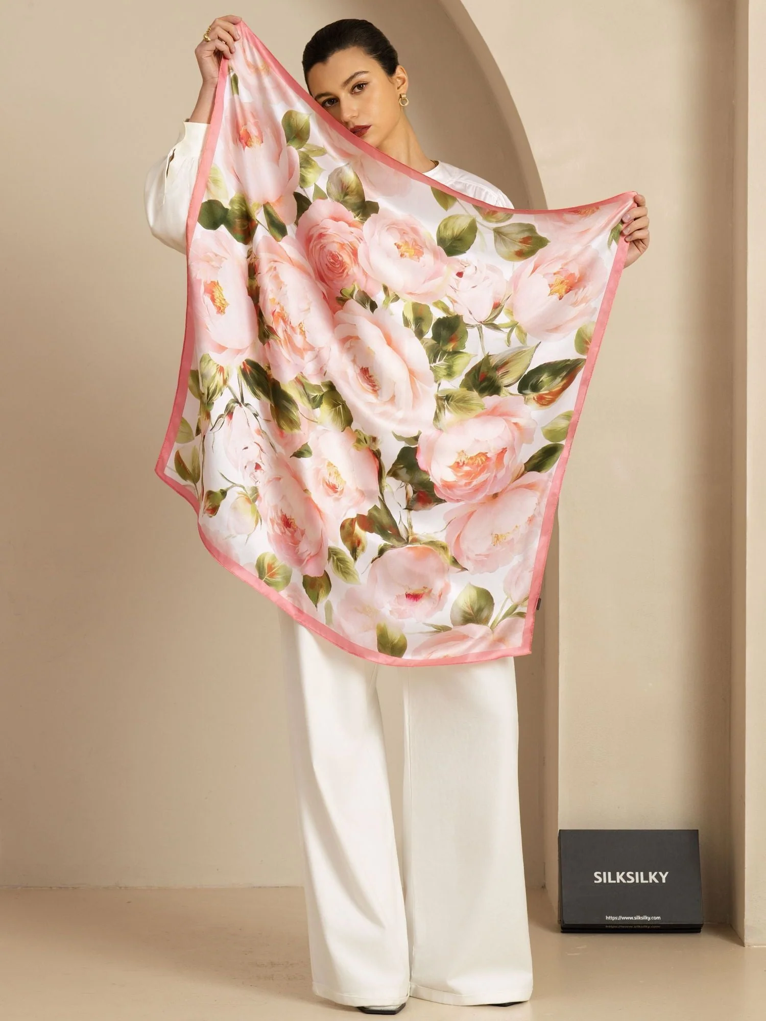 Ren Silke Rosa Blommönster Fyrkantig Scarf - Storlek 90x90cm - Image 2