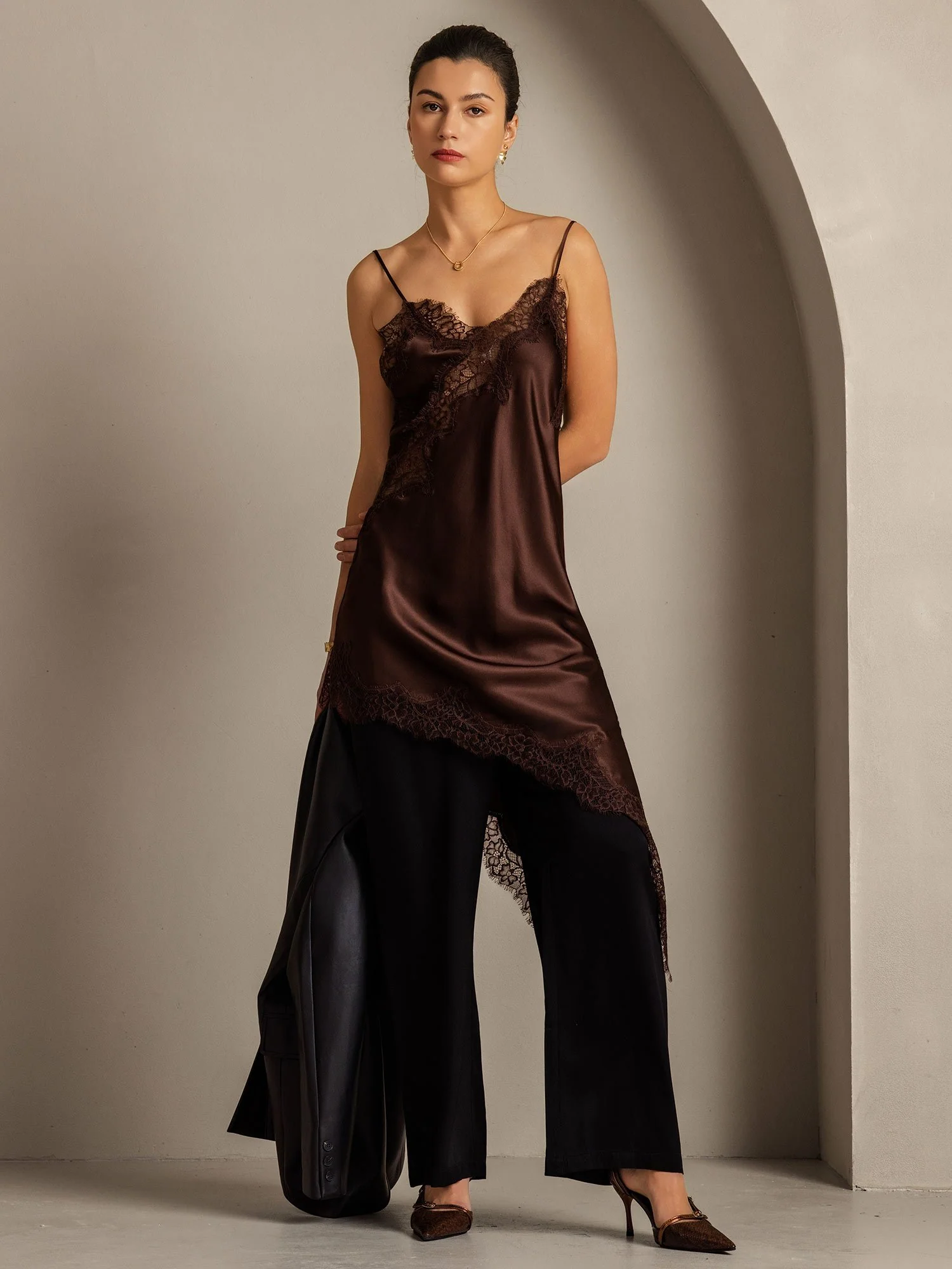 Pure Silk V-ringad Asymmetrisk Söm Slip Kort Klänning med Spetsdesign - Image 17