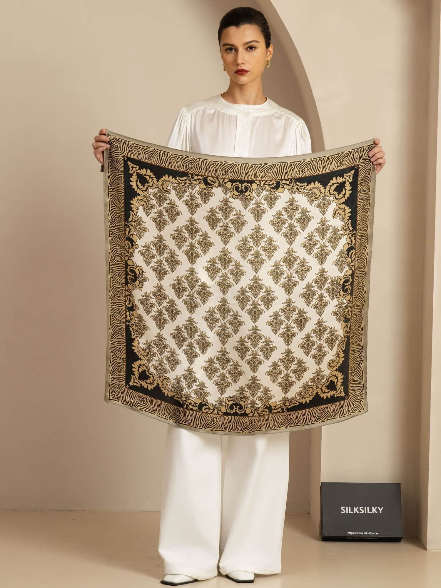 Ren Silke Vintage-inspirerat Mönster Fyrkantig Scarf - Storlek 90x90cm - Image 3