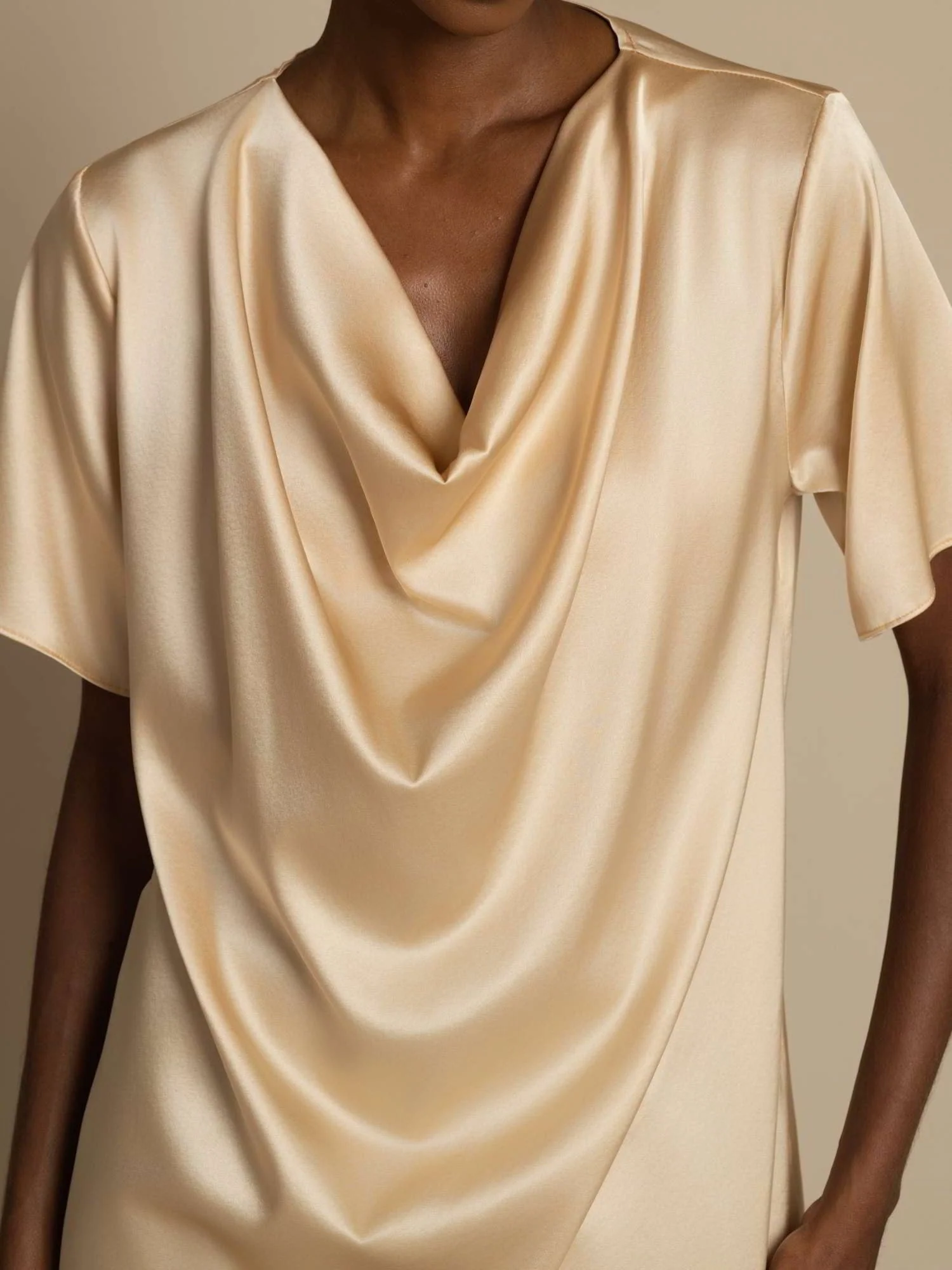 19Momme Siden avslappnad cowl neck t-shirt med kort ärm - Image 16