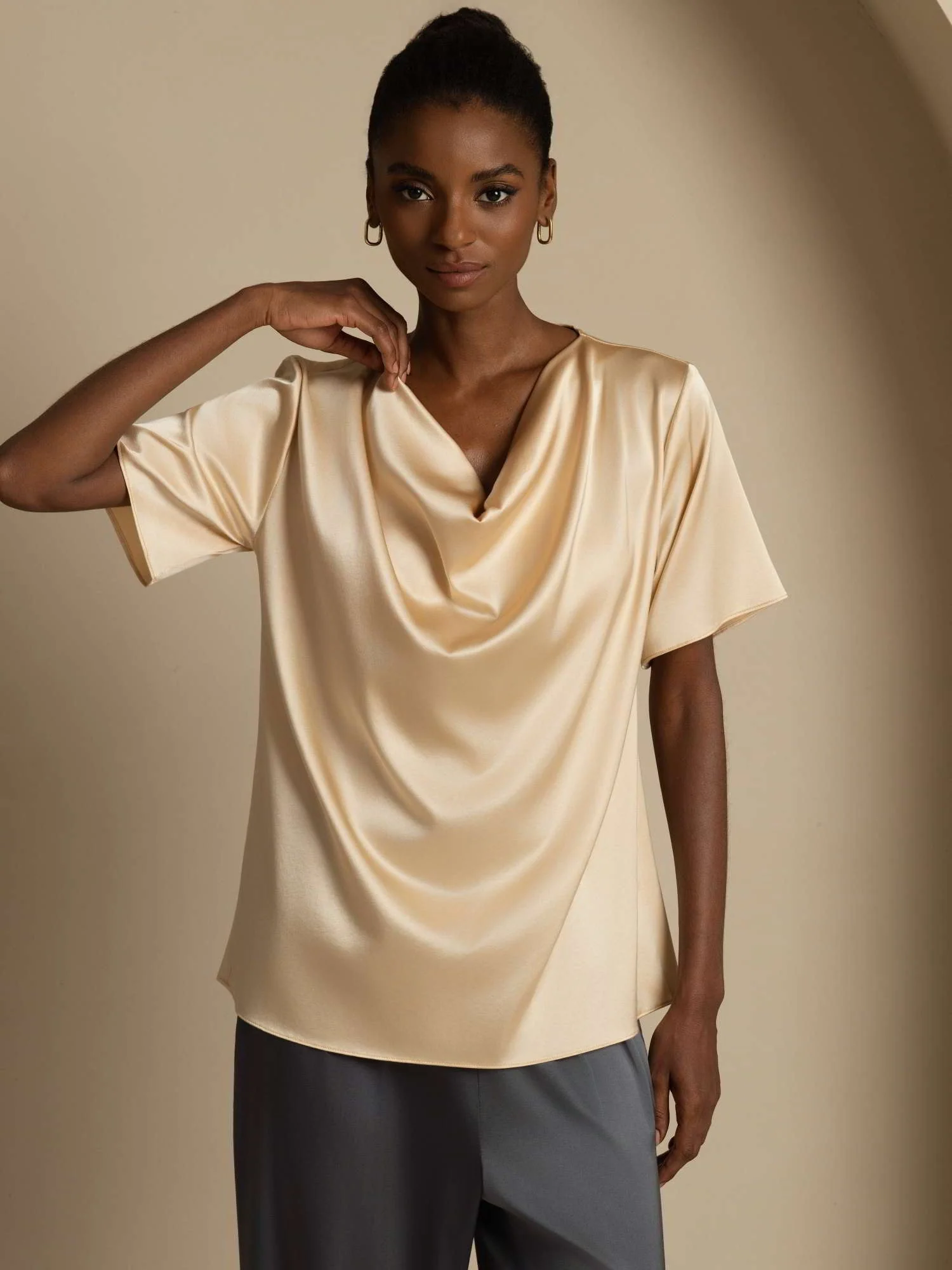 19Momme Siden avslappnad cowl neck t-shirt med kort ärm - Image 17