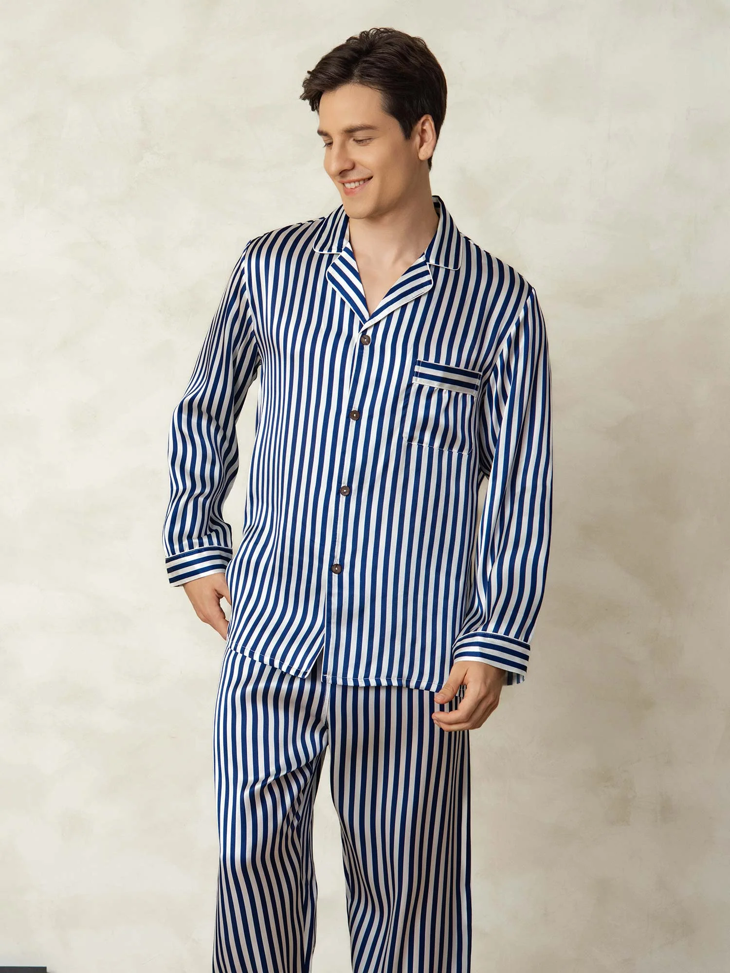 Herrpyjamaset I Ren Siden Med Randigt Tryck Långärmad Och Skjortkrage - Image 5